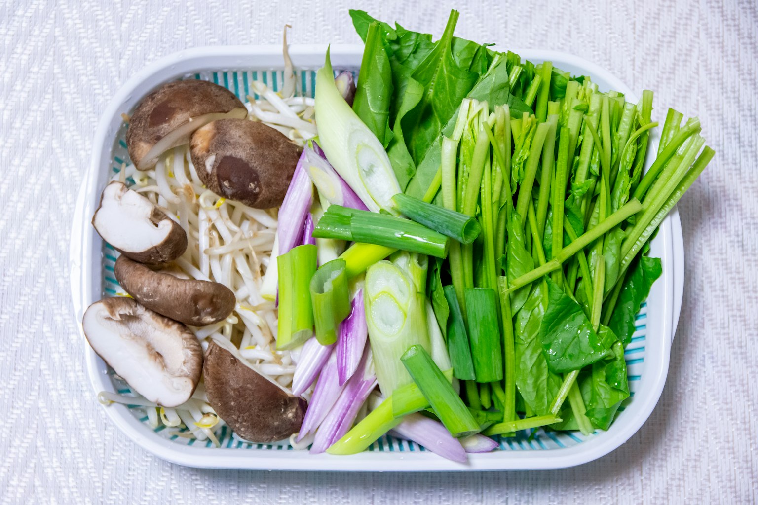 Une assiette de légumes frais et de champignons disposés avec soin