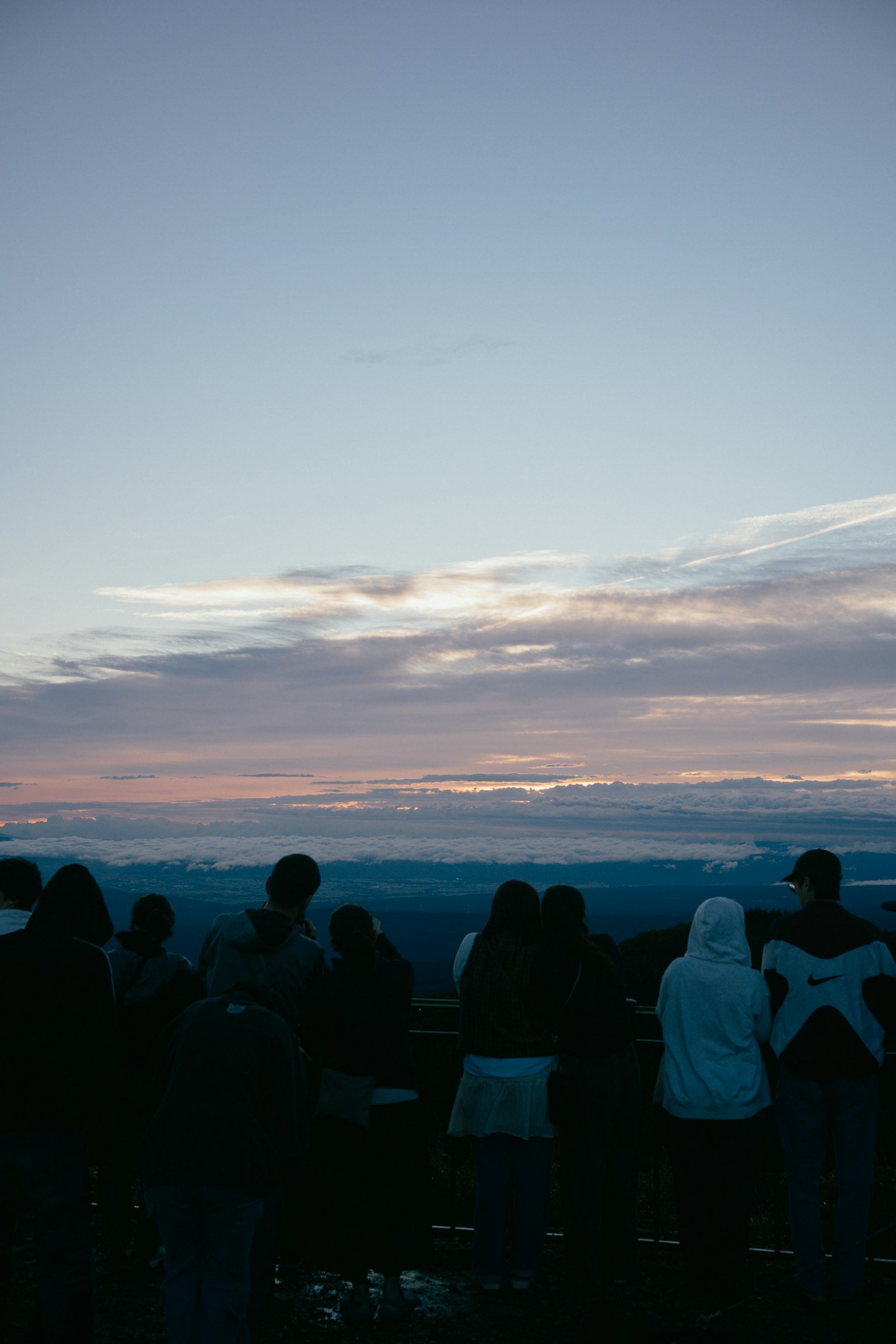Siluetas de personas mirando un atardecer