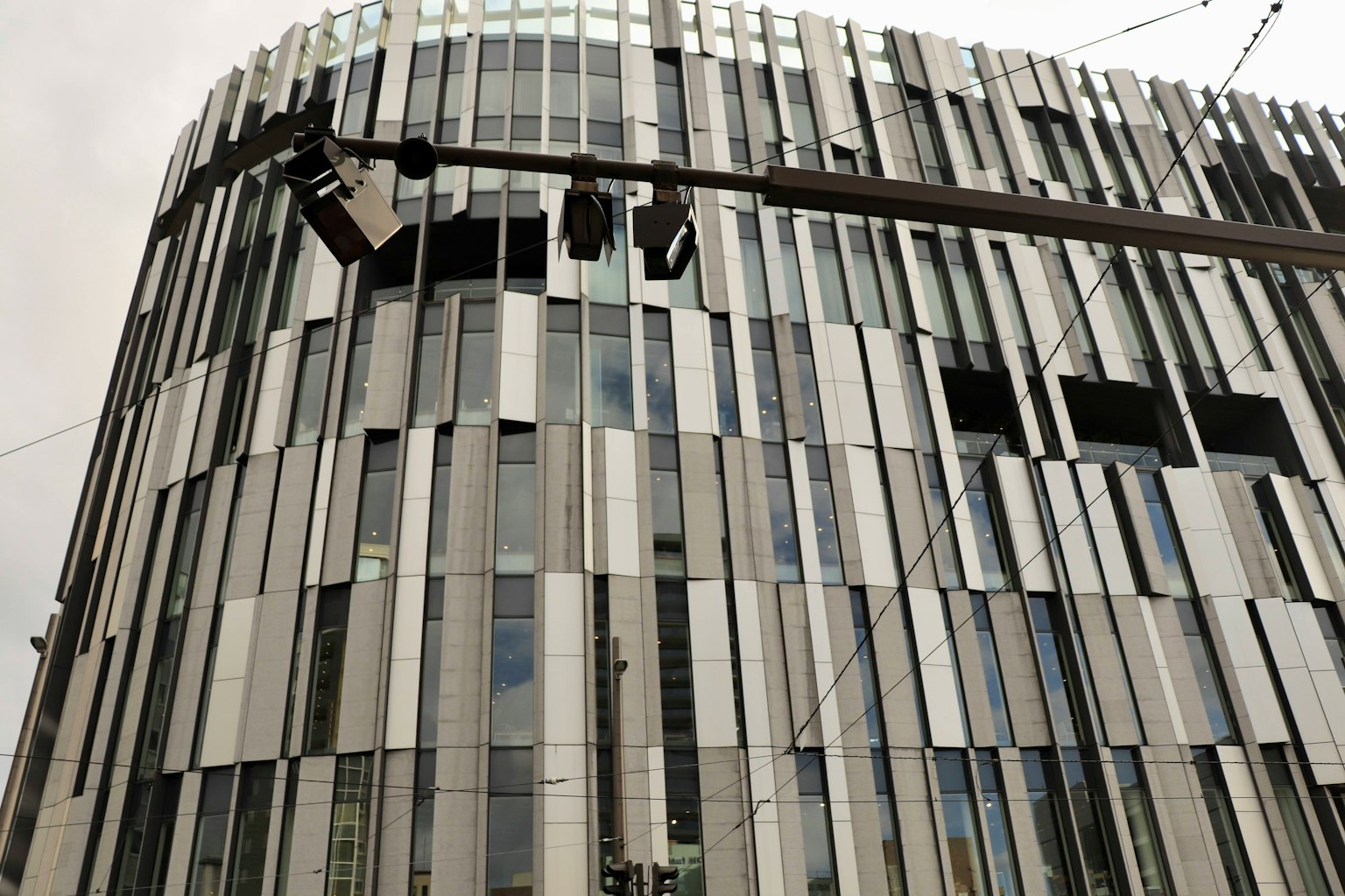 Façade d'un bâtiment moderne avec un extérieur métallique et de grandes fenêtres