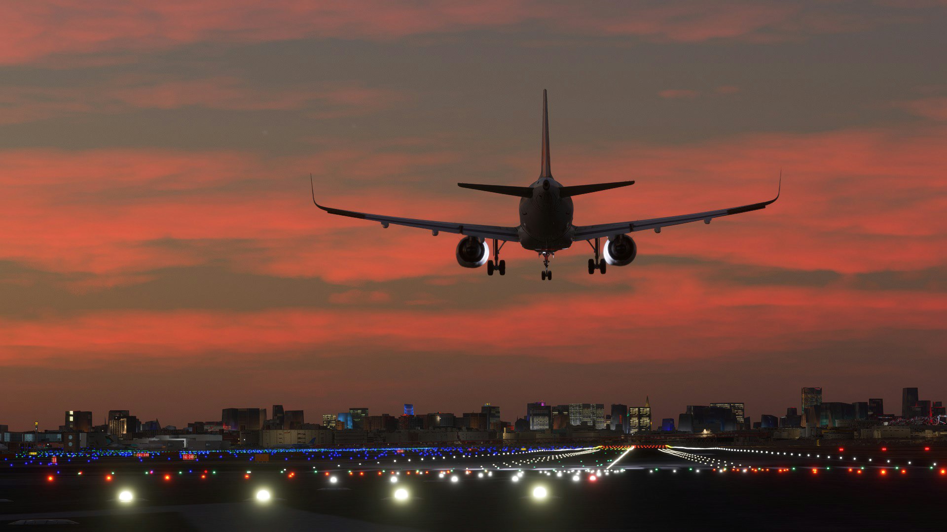 夕陽天空下，客機向跑道進近著陸的前景