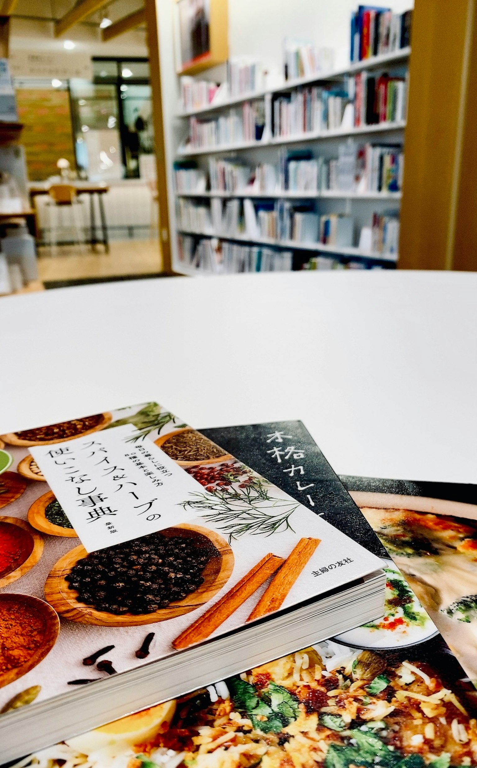 一个场景，桌子上有烹饪书，背景是书架