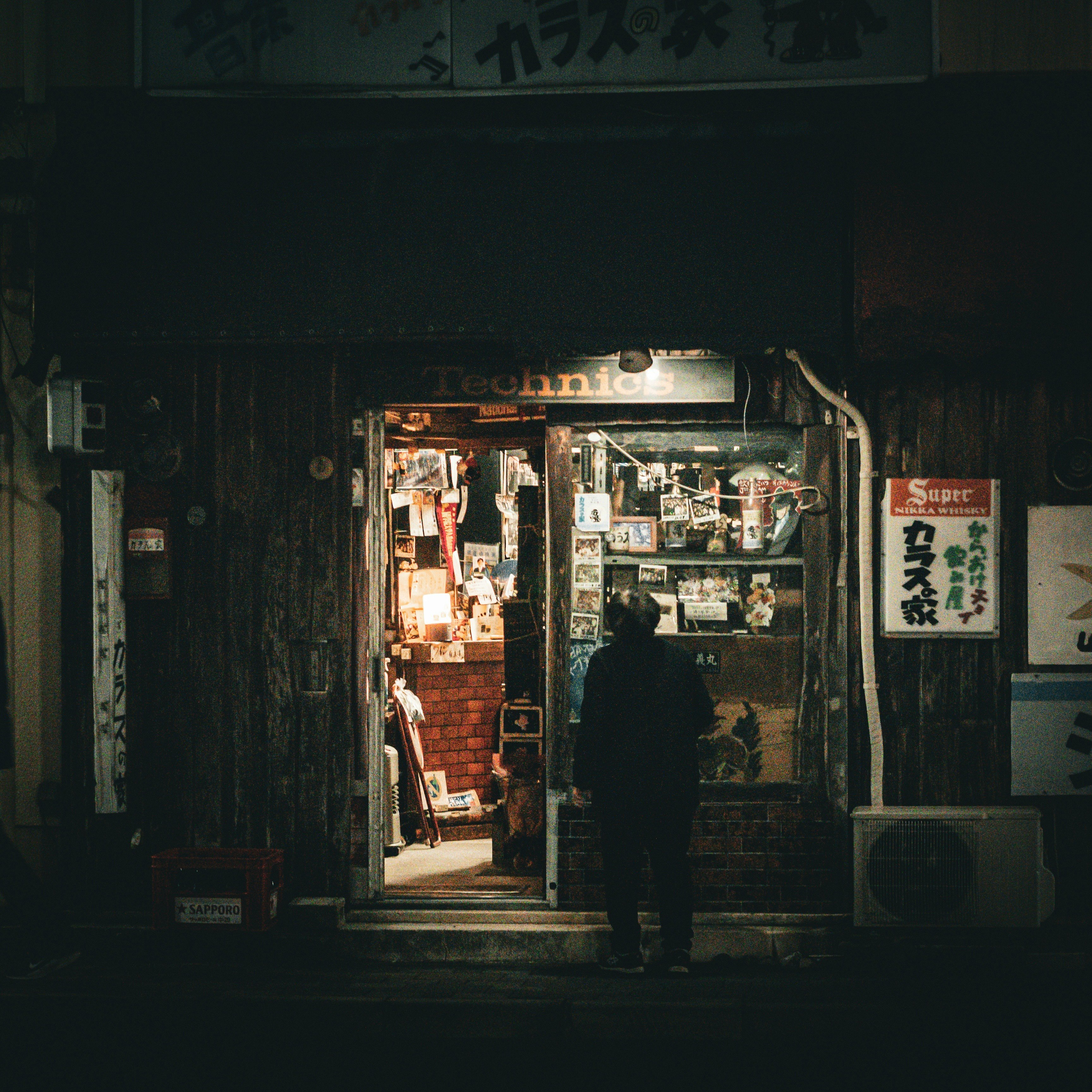 通り沿いの小さな店の入口と看板のある路地