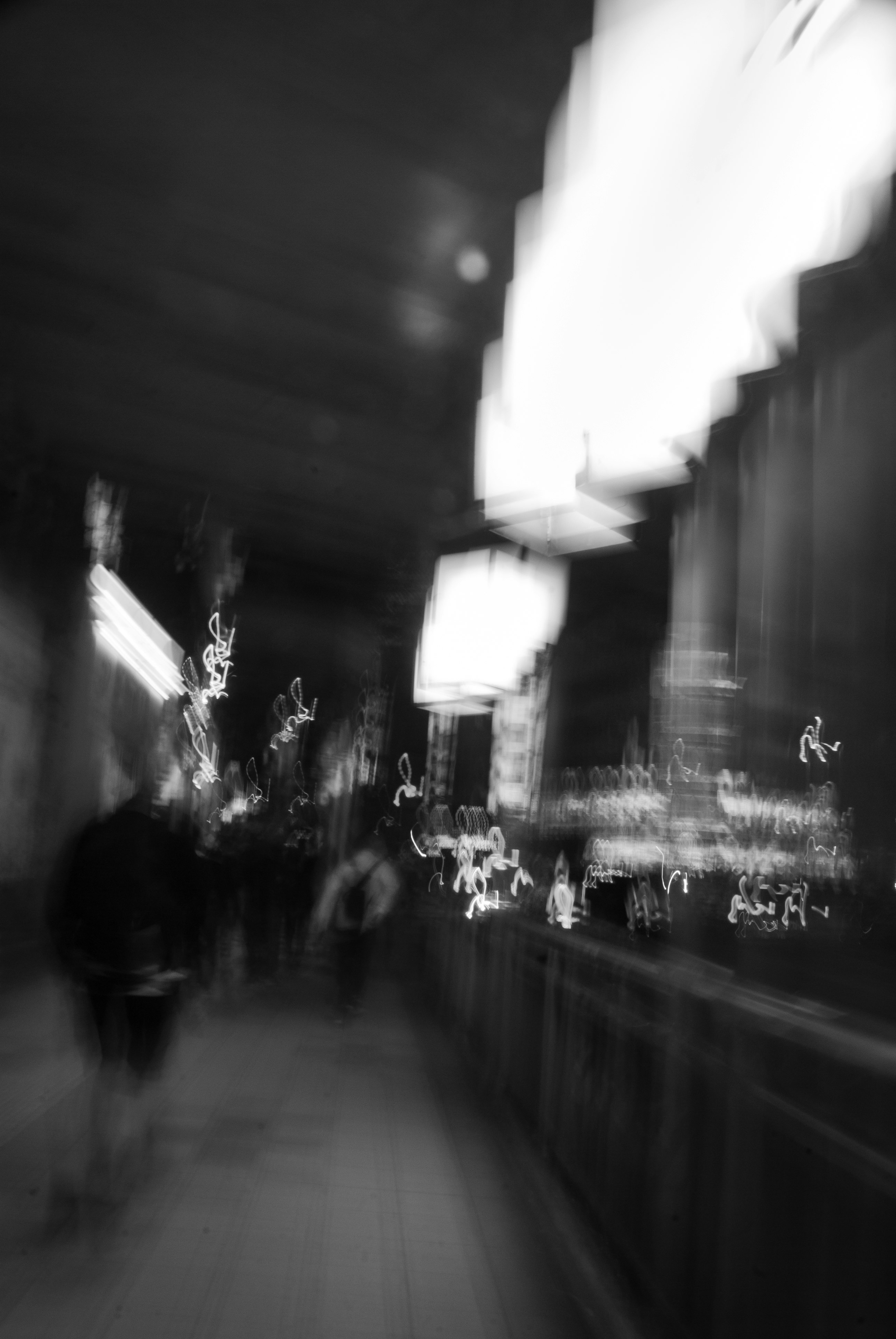夜の路地に並ぶ提灯と人影のにぎわい