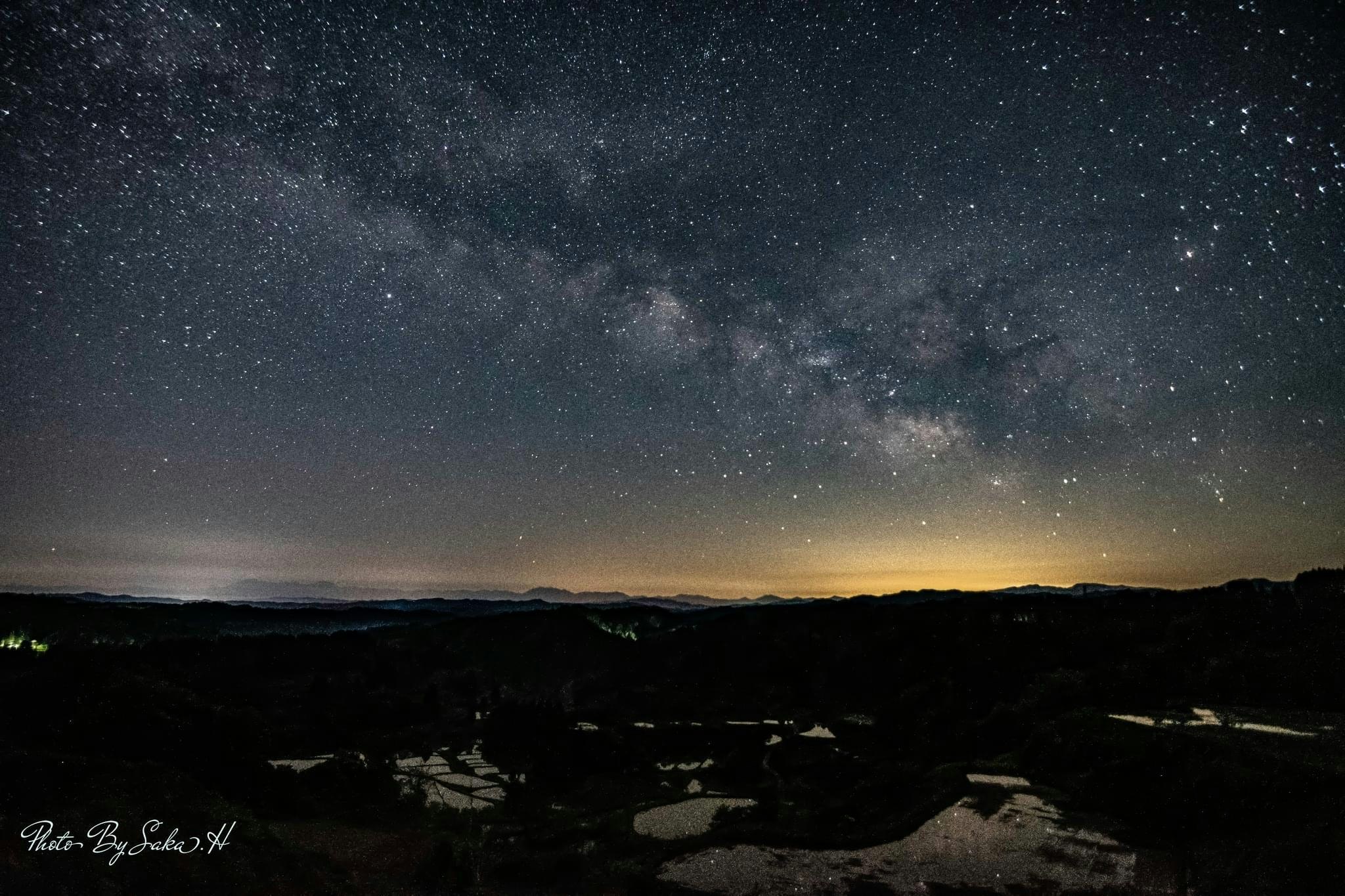 星空の棚田に天の川が広がる夜景