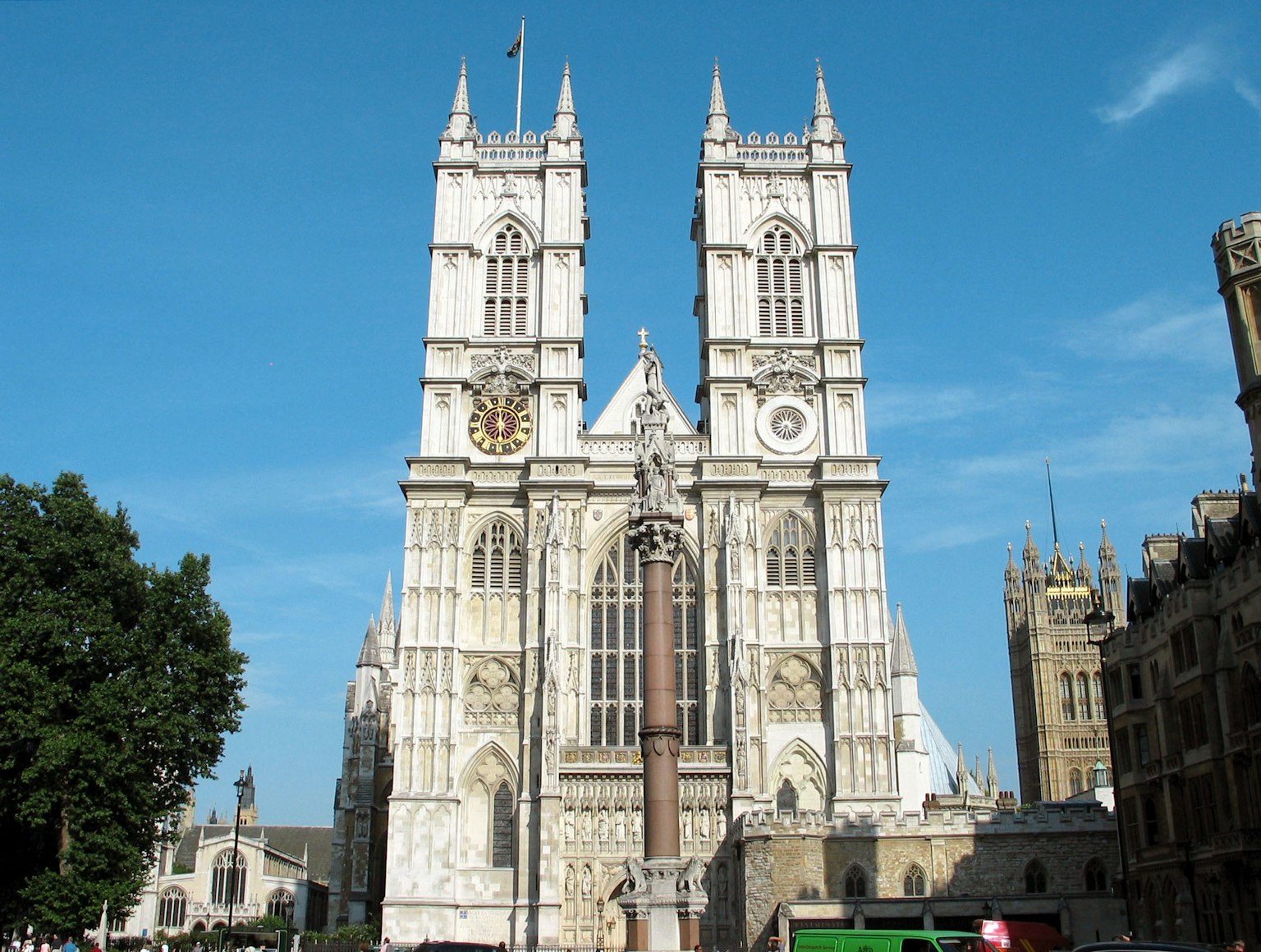 Imposante Fassade der Westminster Abbey unter blauem Himmel