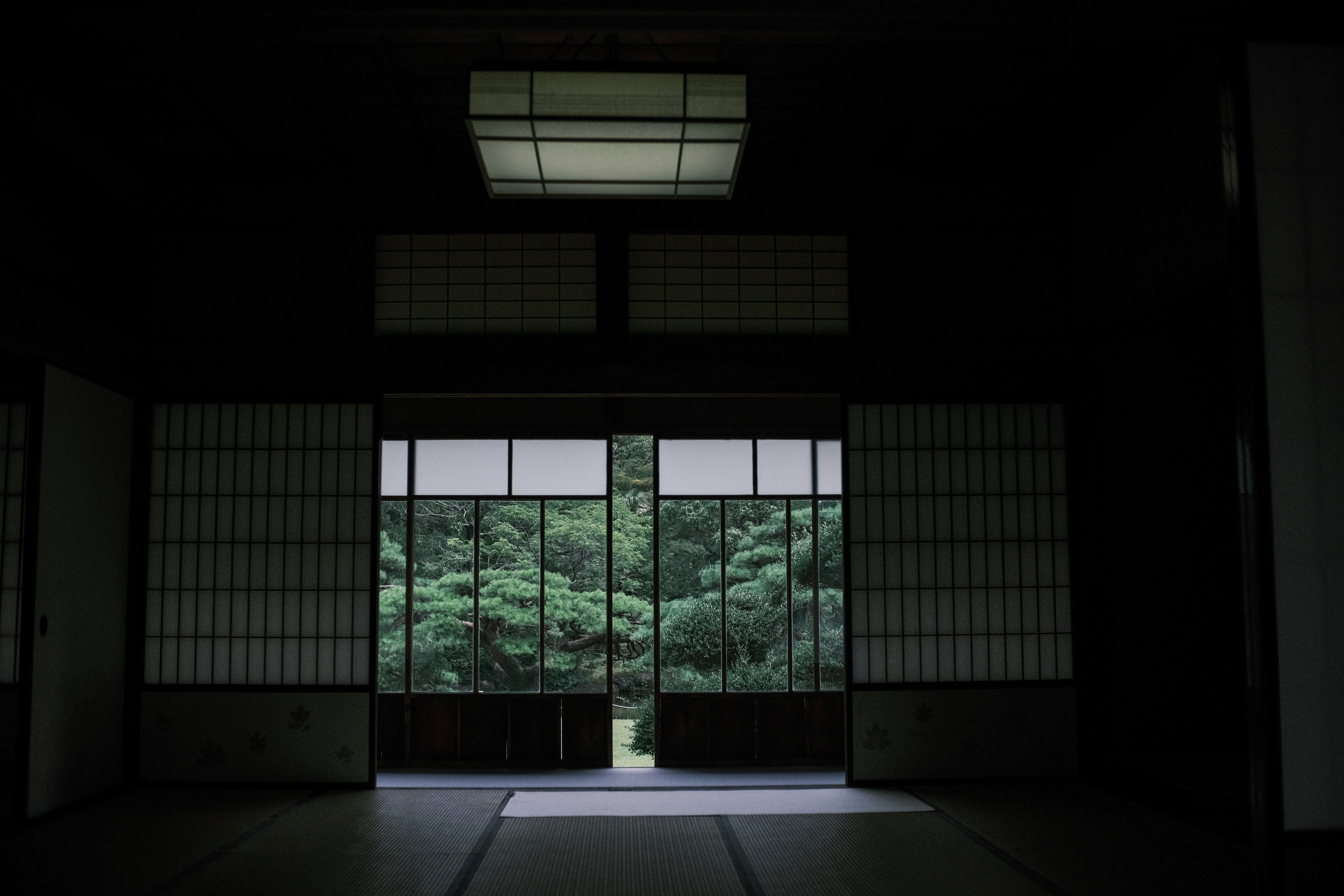 大正浪漫建築六華苑內，綠意盎然的庭院式空間