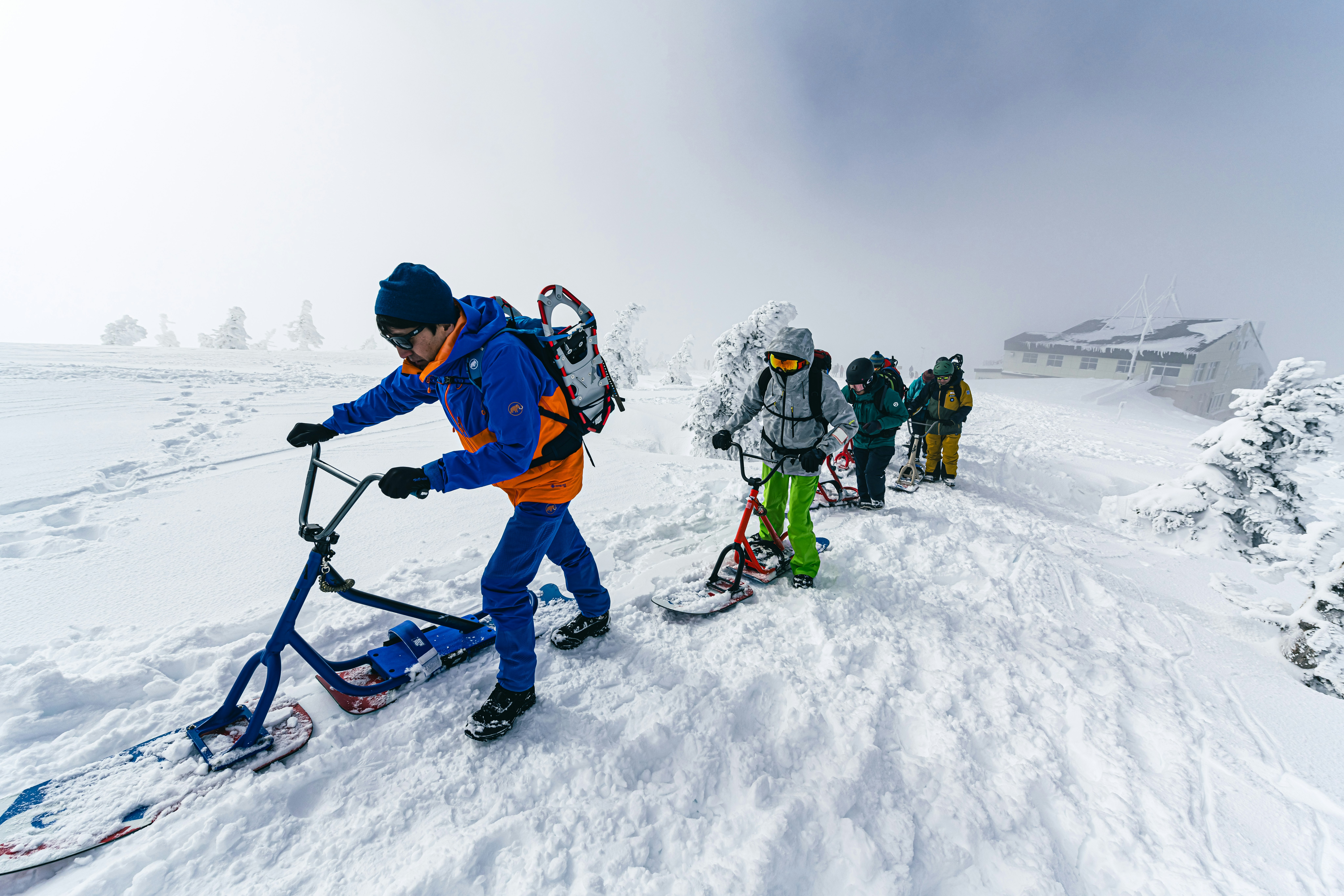 八甲田山の雪原を歩く登山者たちの行列