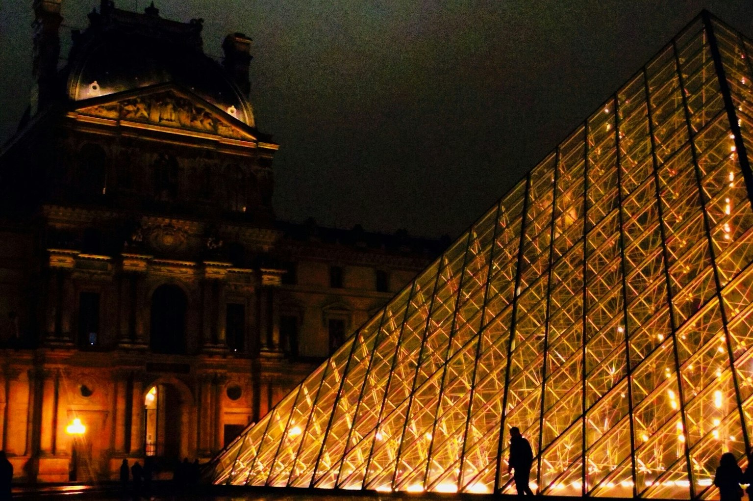 Vue nocturne du musée du Louvre avec la pyramide en verre magnifiquement éclairée