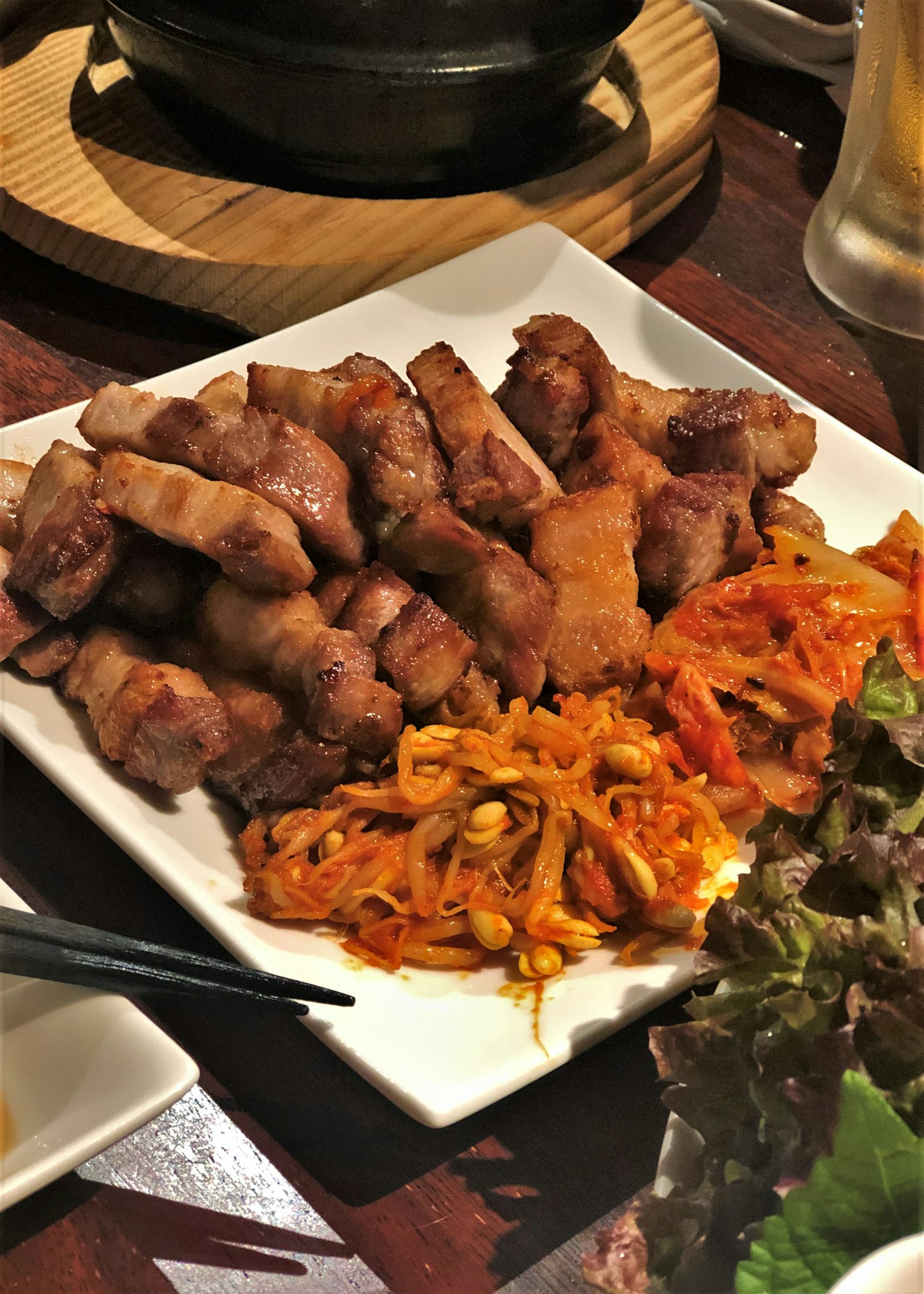 烤肉配泡菜和蔬菜的拼盘