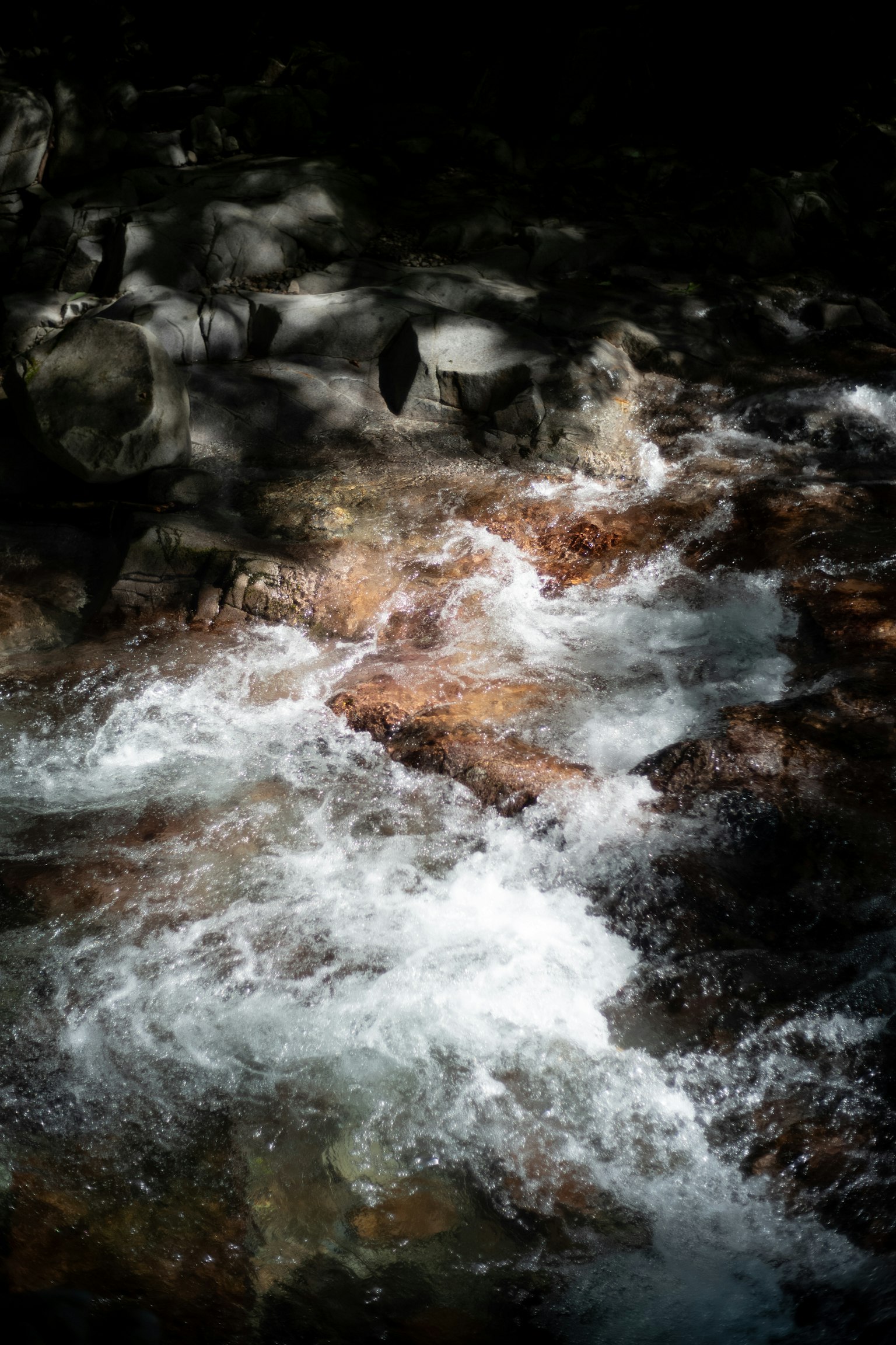 Fließendes Wasser und Felsen in einer natürlichen Landschaft