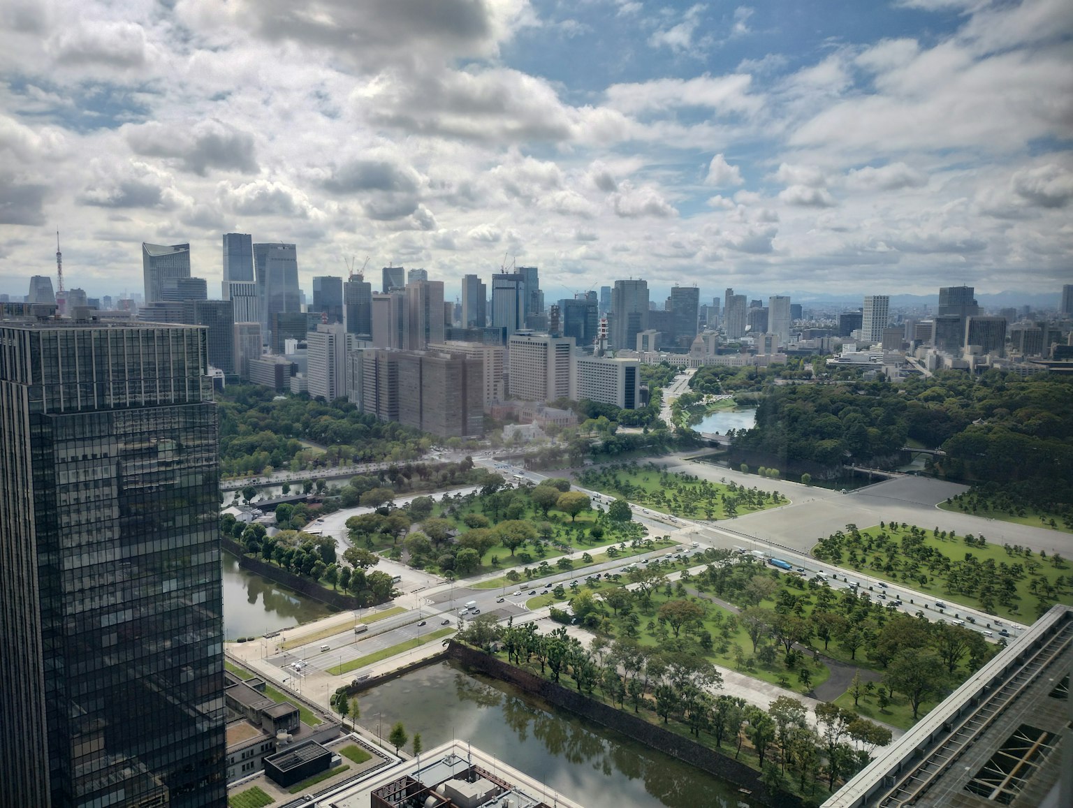 Paysage urbain vu d'un immeuble de grande hauteur avec des parcs verdoyants et des voies navigables