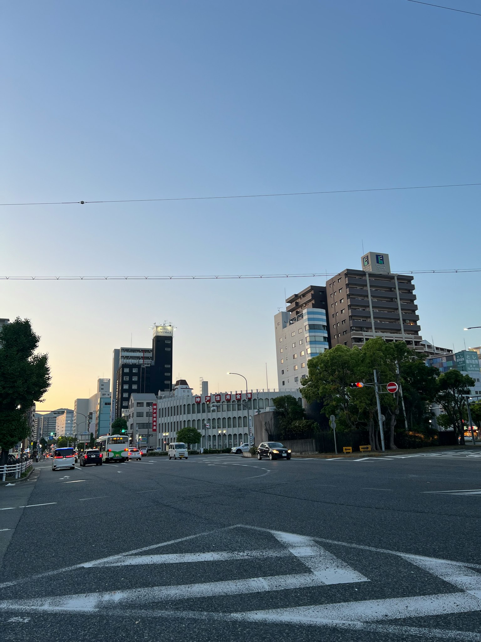 Paysage urbain au crépuscule avec des immeubles et des feux de circulation