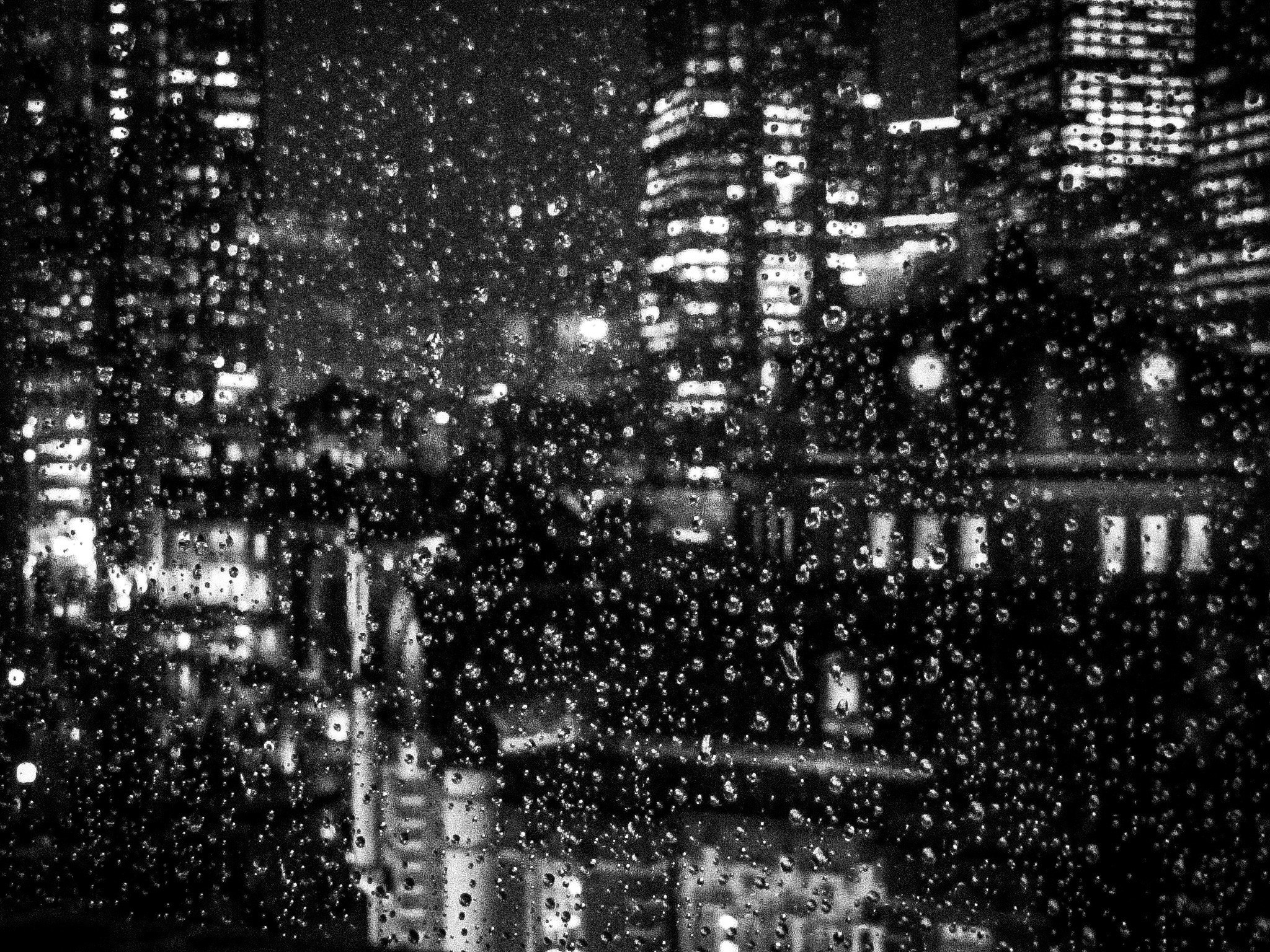 雨の東京駅周辺の夜景