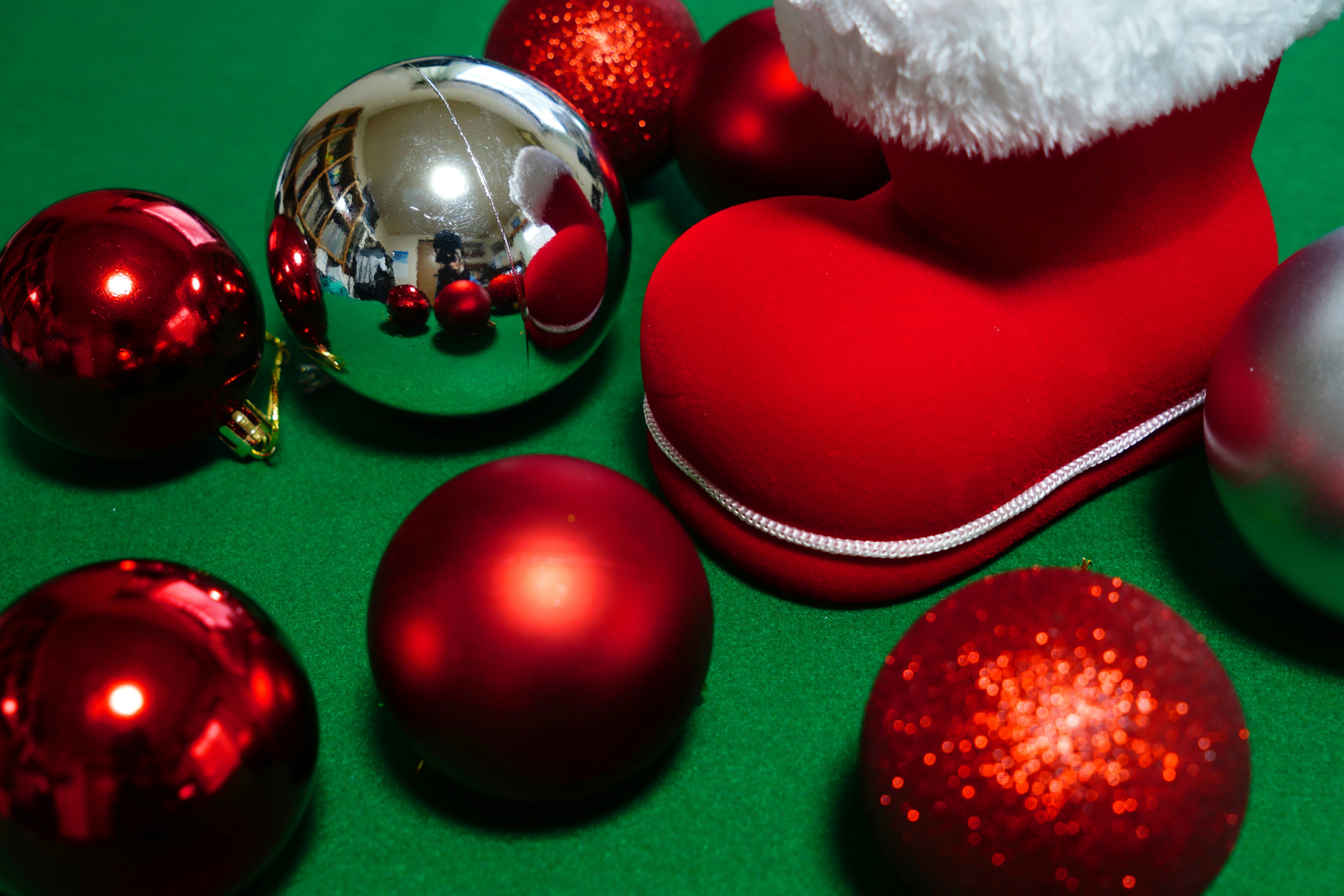 赤いサンタの帽子とクリスマスの赤いオーナメントのある静物