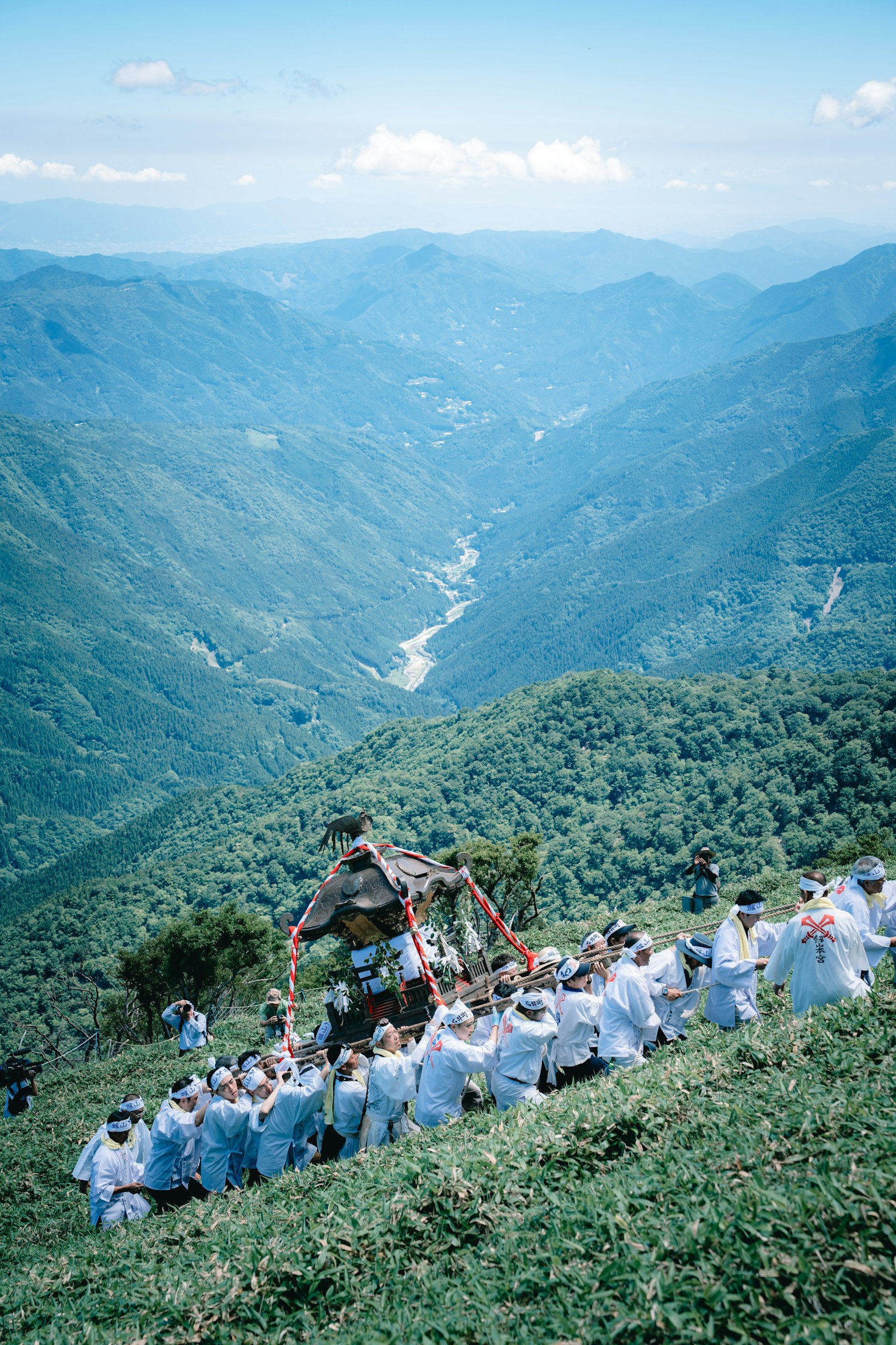 Grupo de personas participando en un festival tradicional en la cima de una montaña