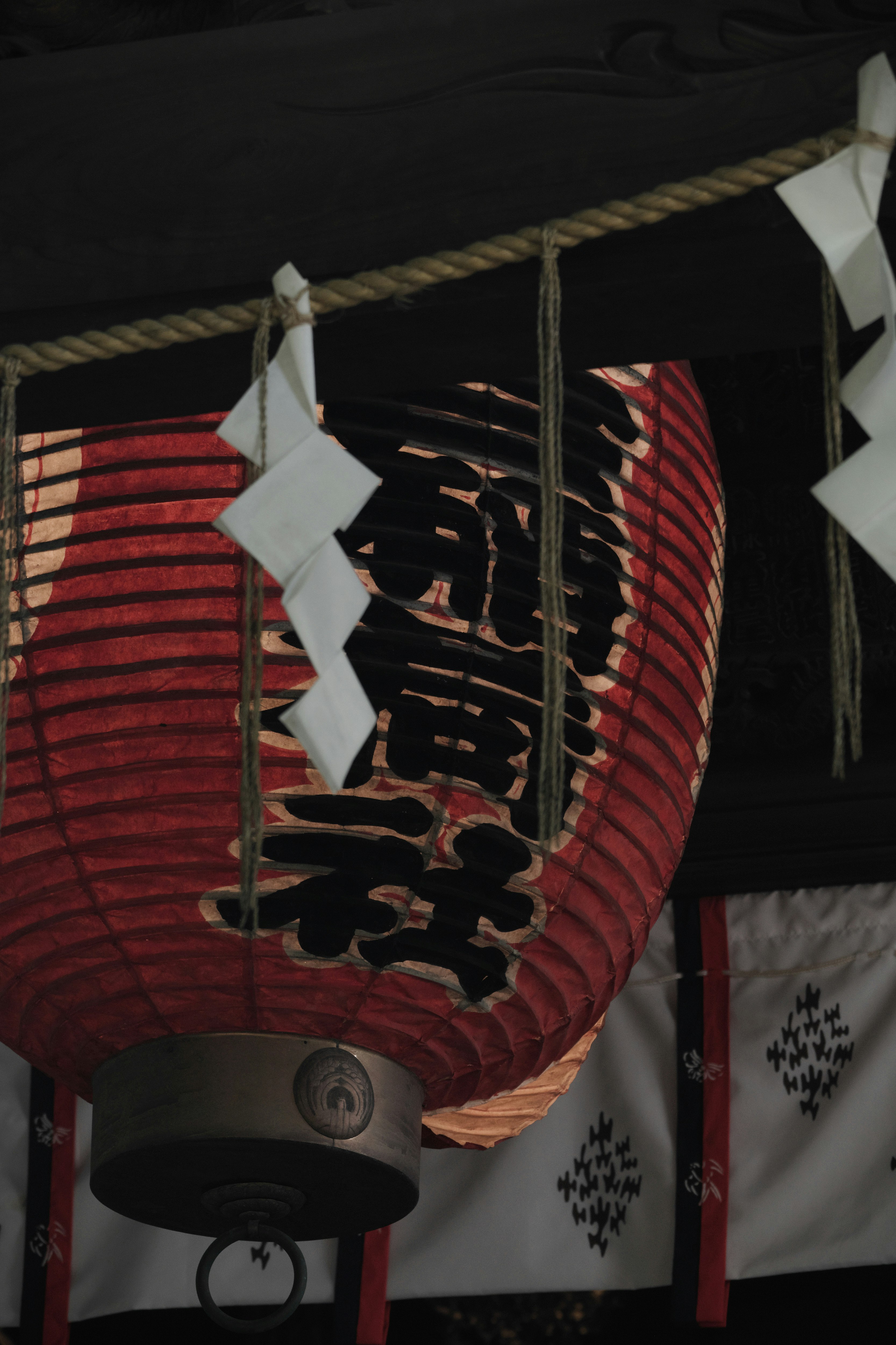 Décorations du festival du tsuitachi dans un sanctuaire shinto avec lanternes allumées