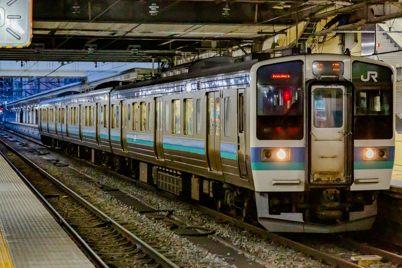 Tàu JR dừng lại tại ga