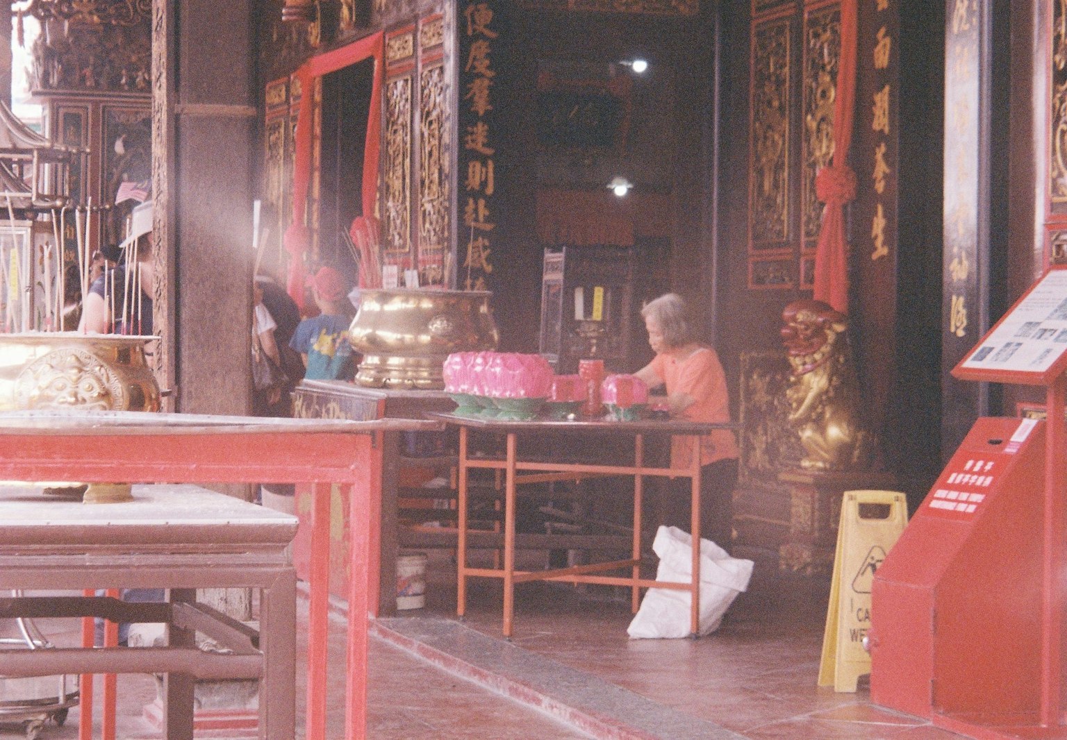 寺院の内部で作業する人と装飾的な壁