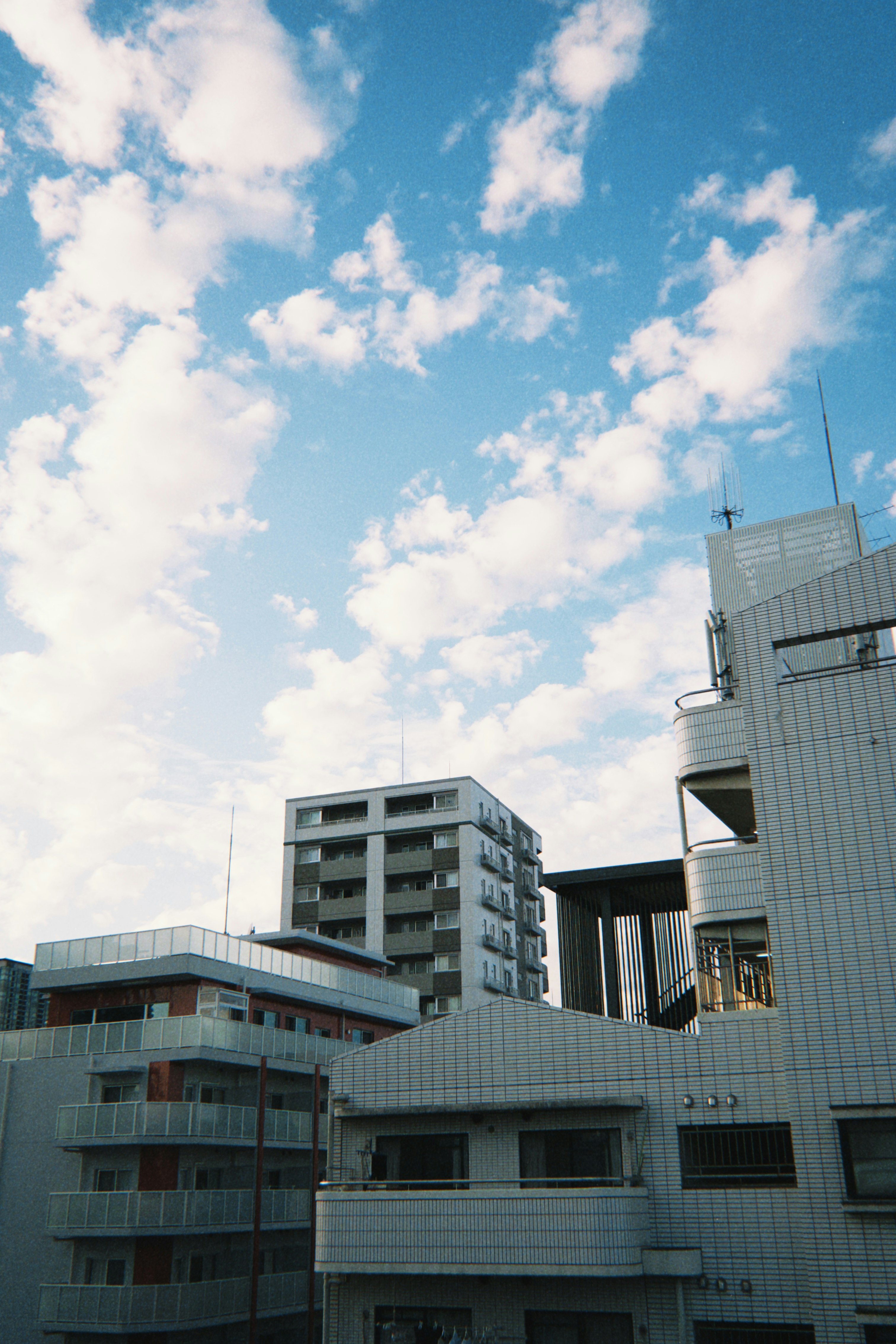 青空の下に並ぶ近代的な建物群
