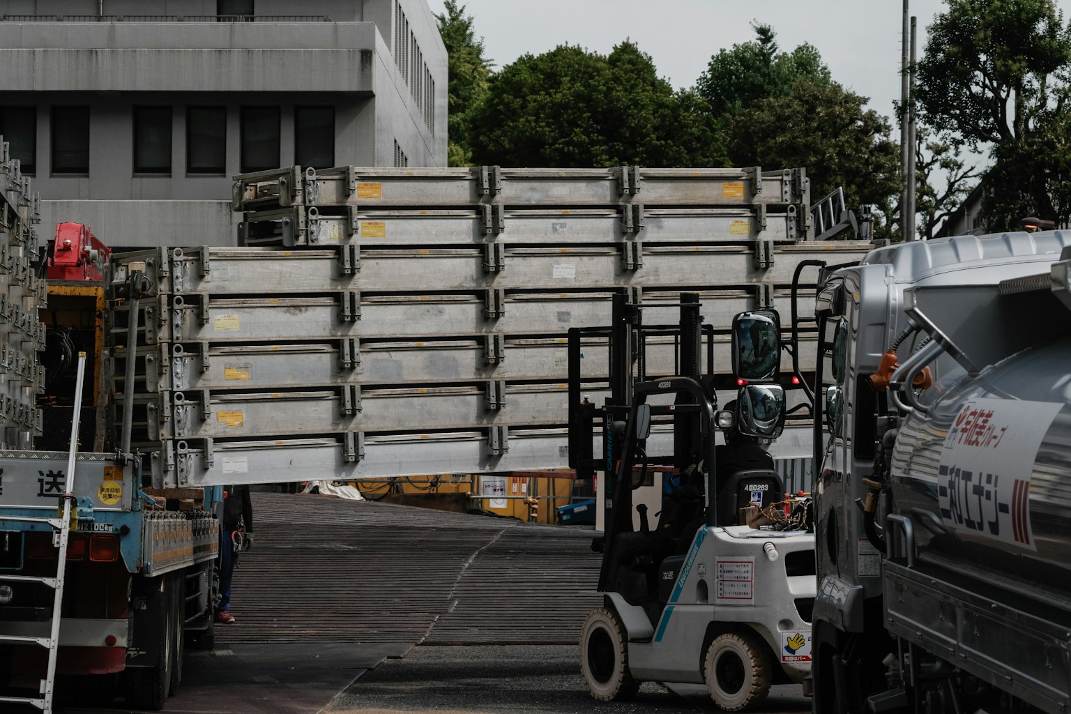Cantiere con un carrello elevatore che trasporta materiali
