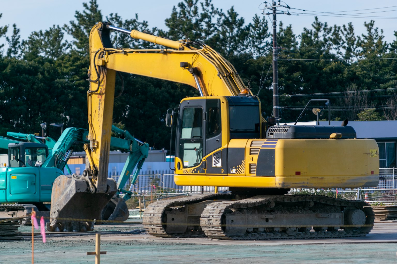 Escavatore giallo che lavora in un cantiere