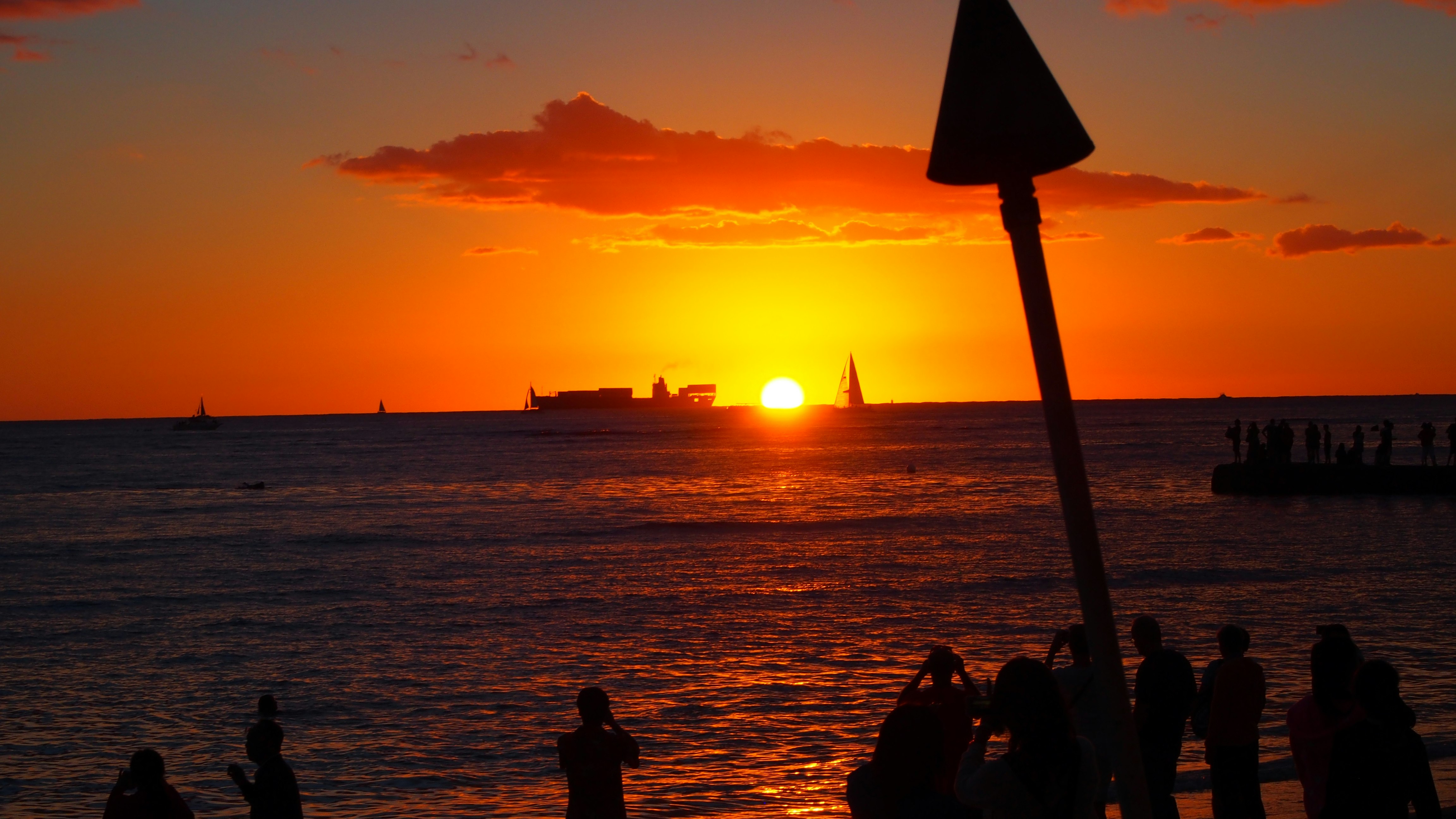 paseo junto al mar al atardecer