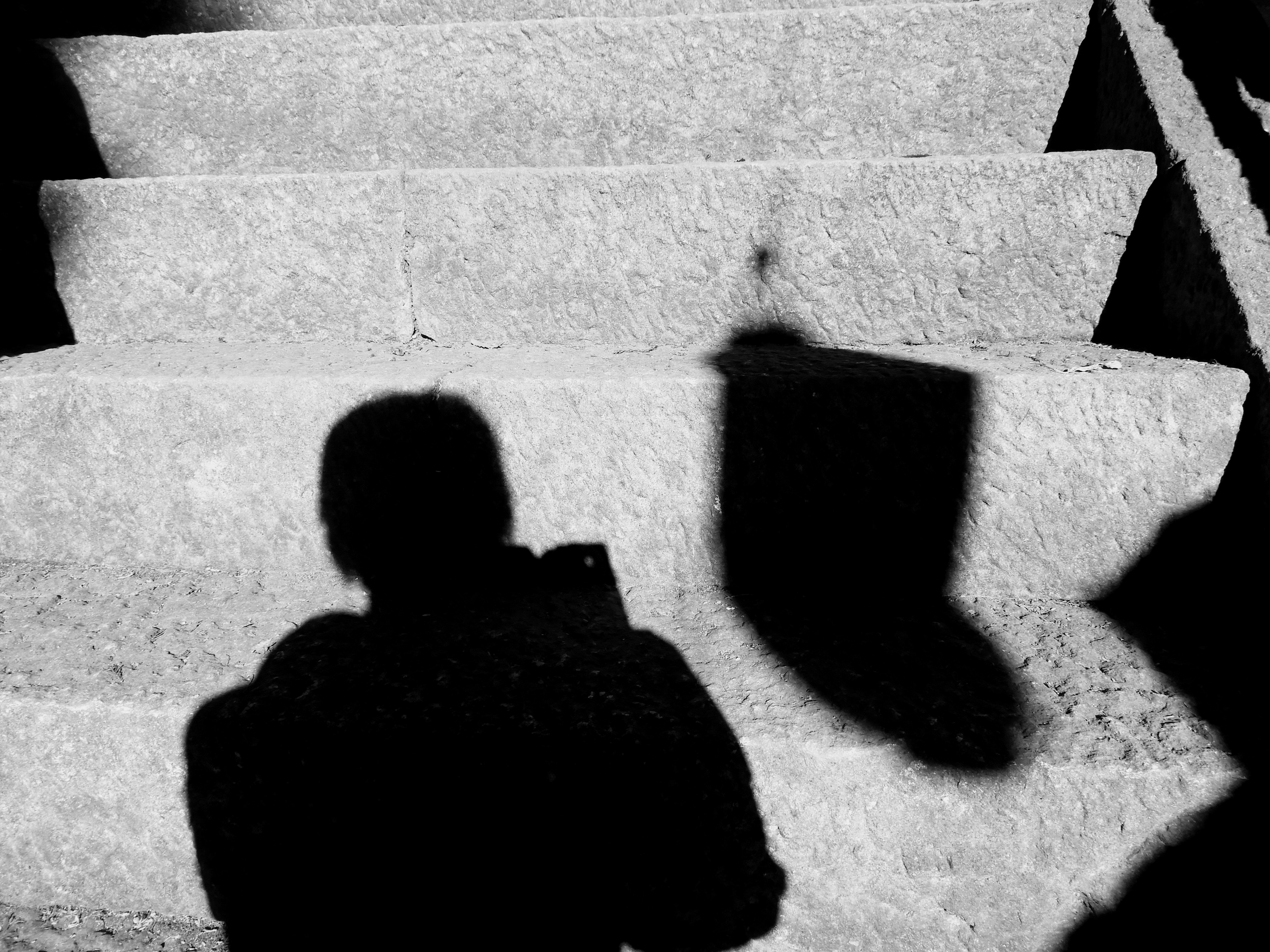 Silhouetten von Menschen, die Tempelstufen hinaufgehen