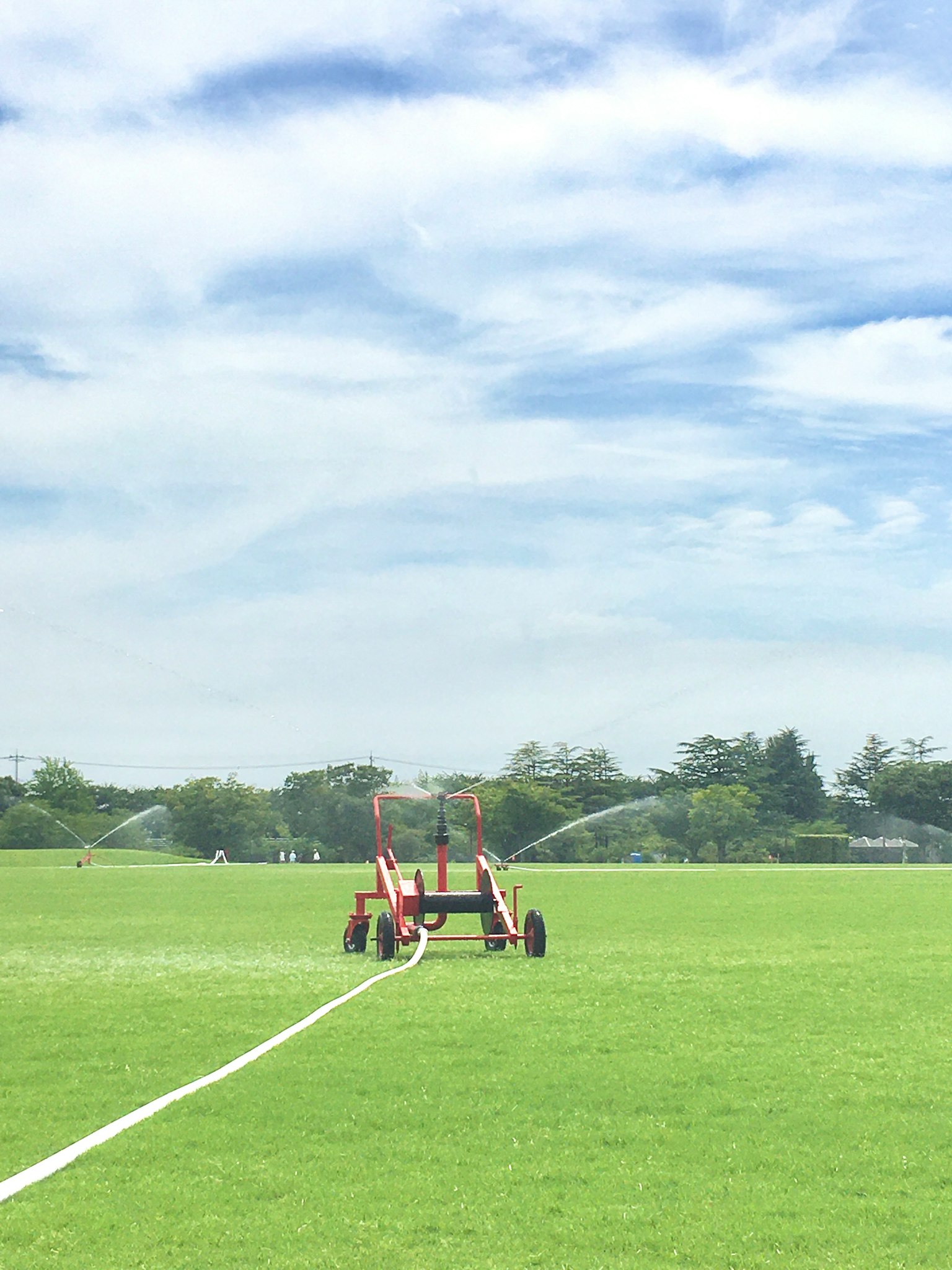 Machine d'irrigation arrosant un terrain de football vert