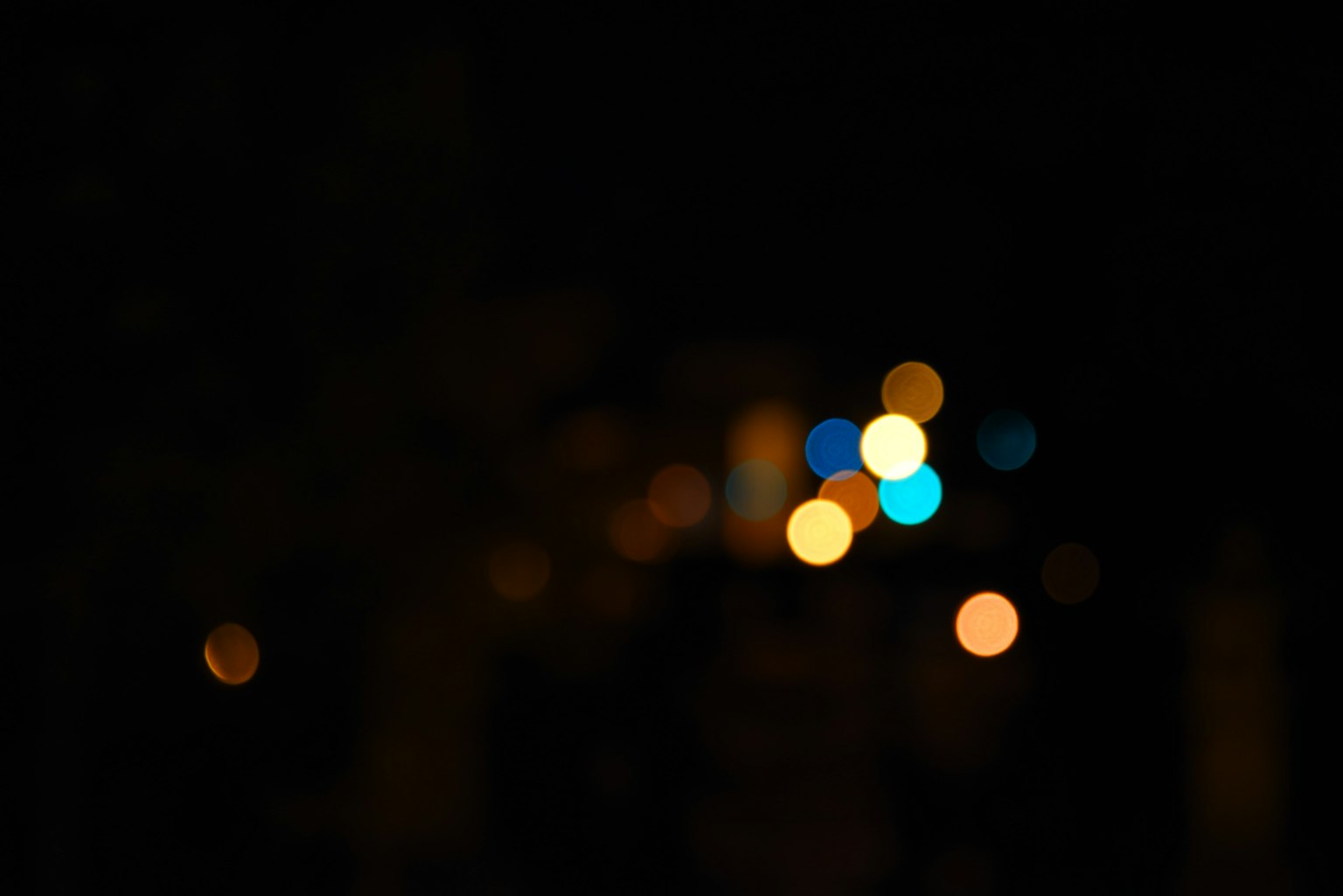 Immagine sfocata di luci notturne con effetti bokeh colorati