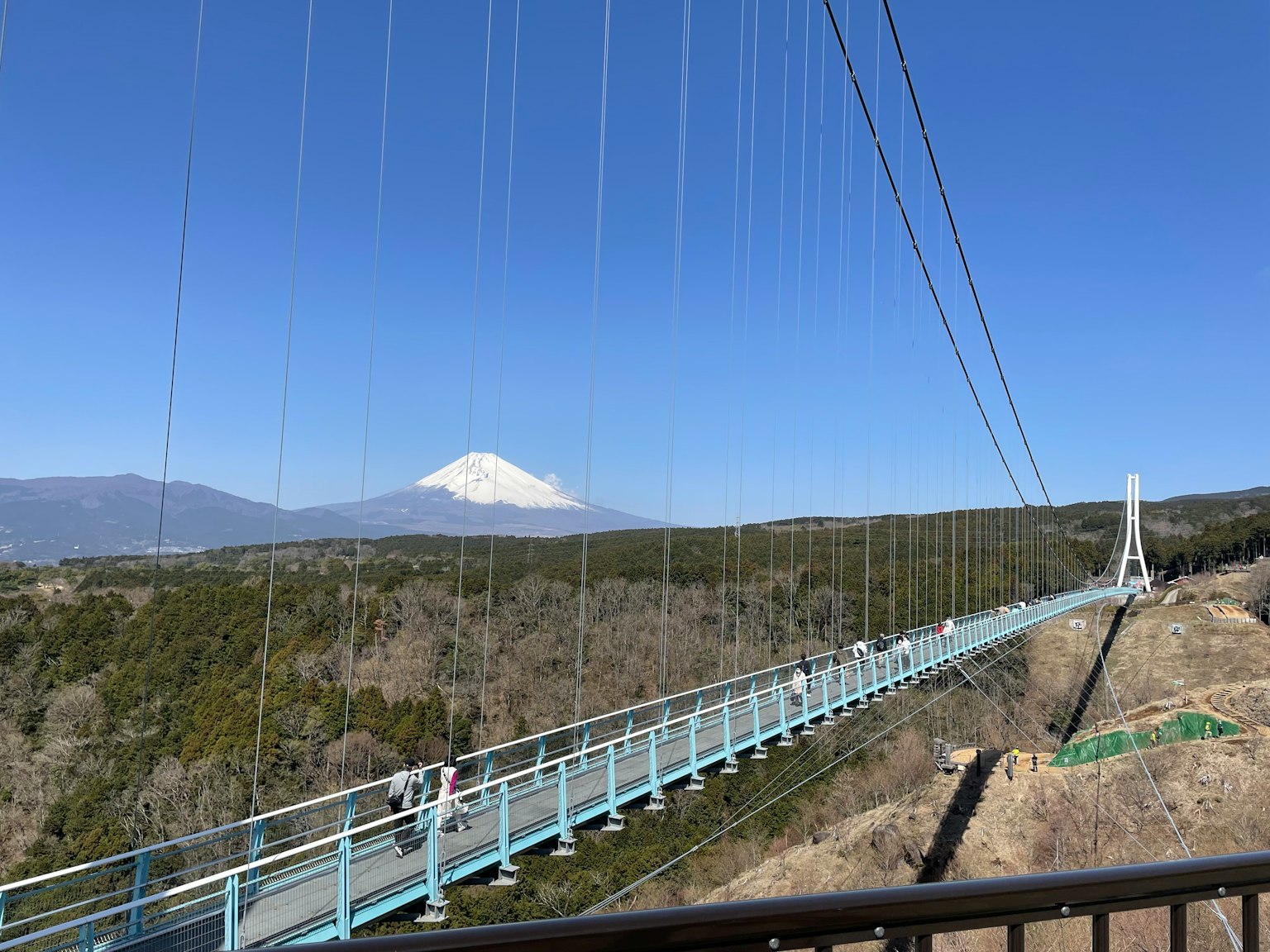 Jembatan gantung biru dengan Gunung Fuji di latar belakang