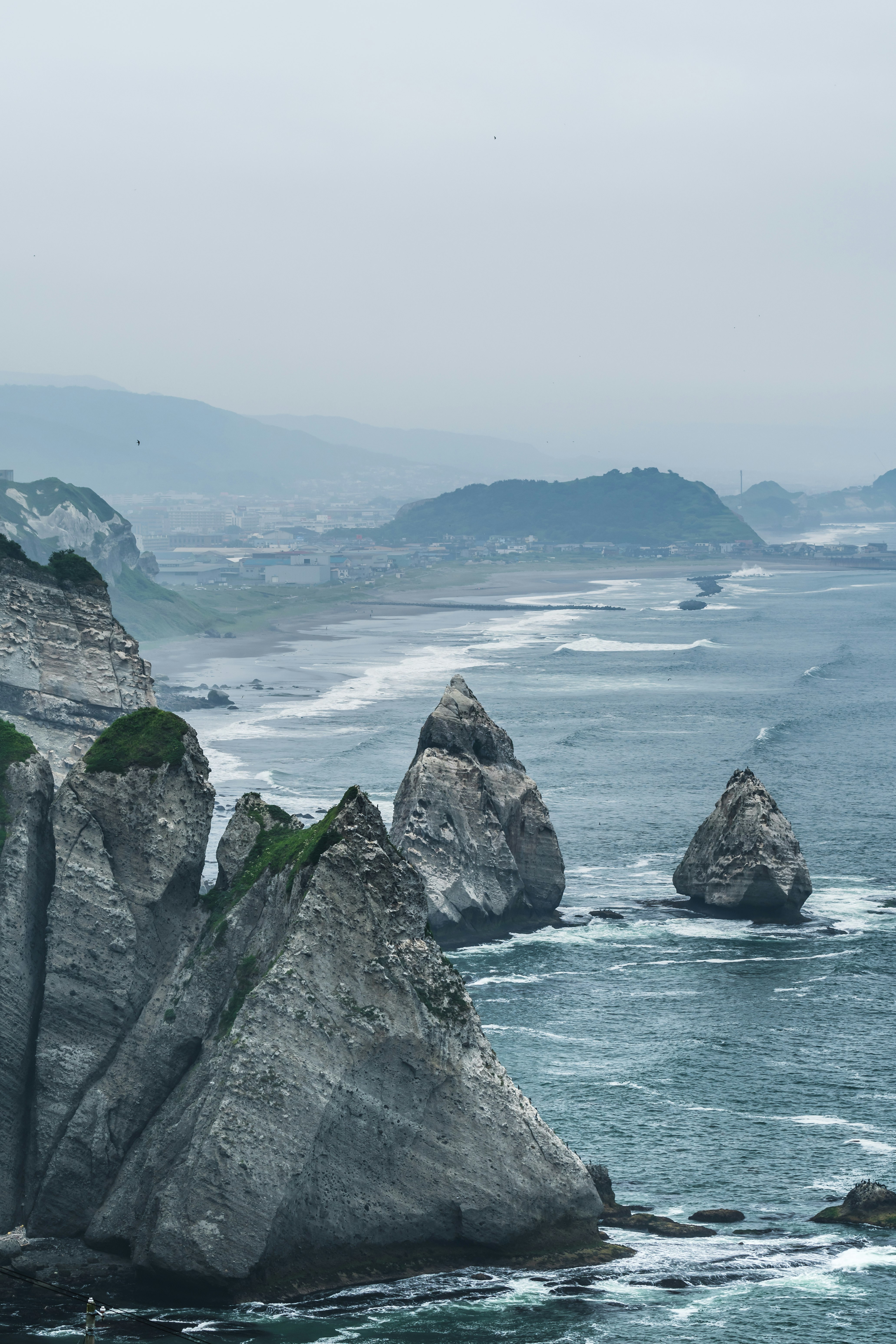 北海道・室蘭のトッカリショ展望台から見渡す海岸の岩礁と海の景色