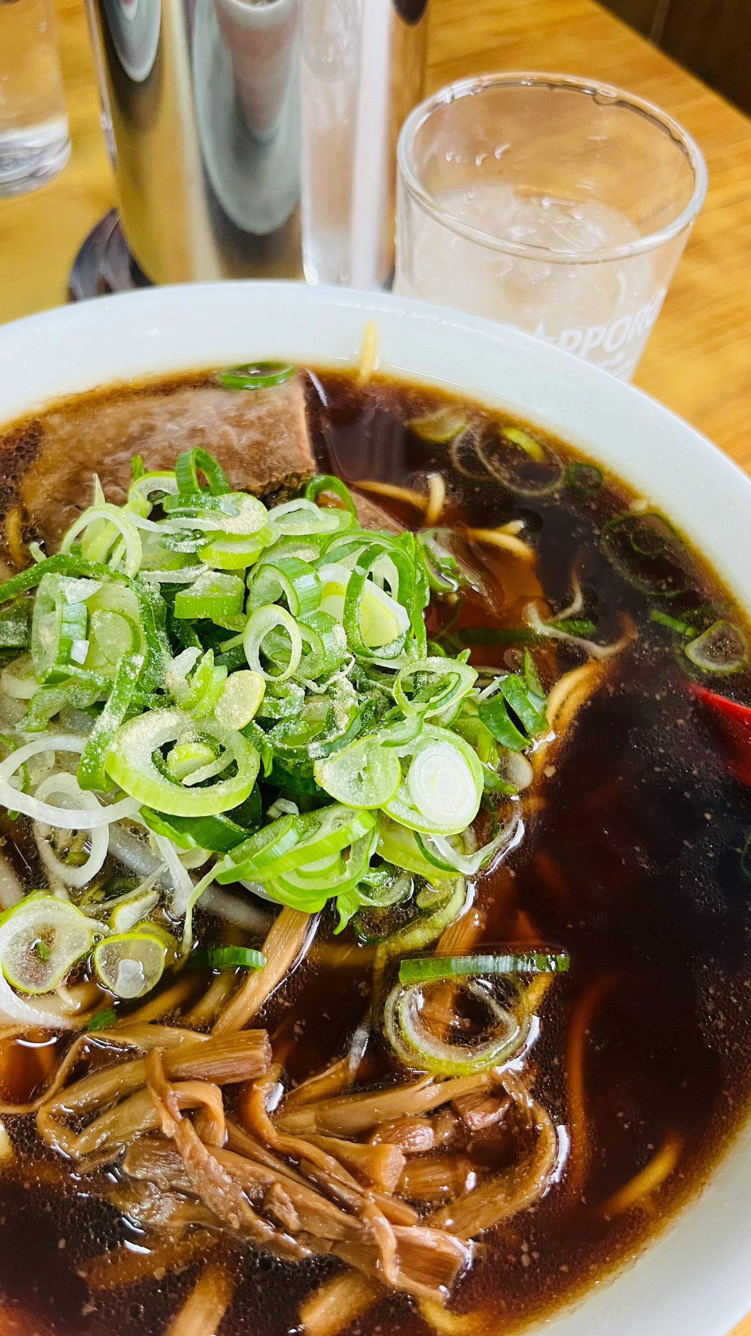 一碗黑湯拉麵，上面放著蔥