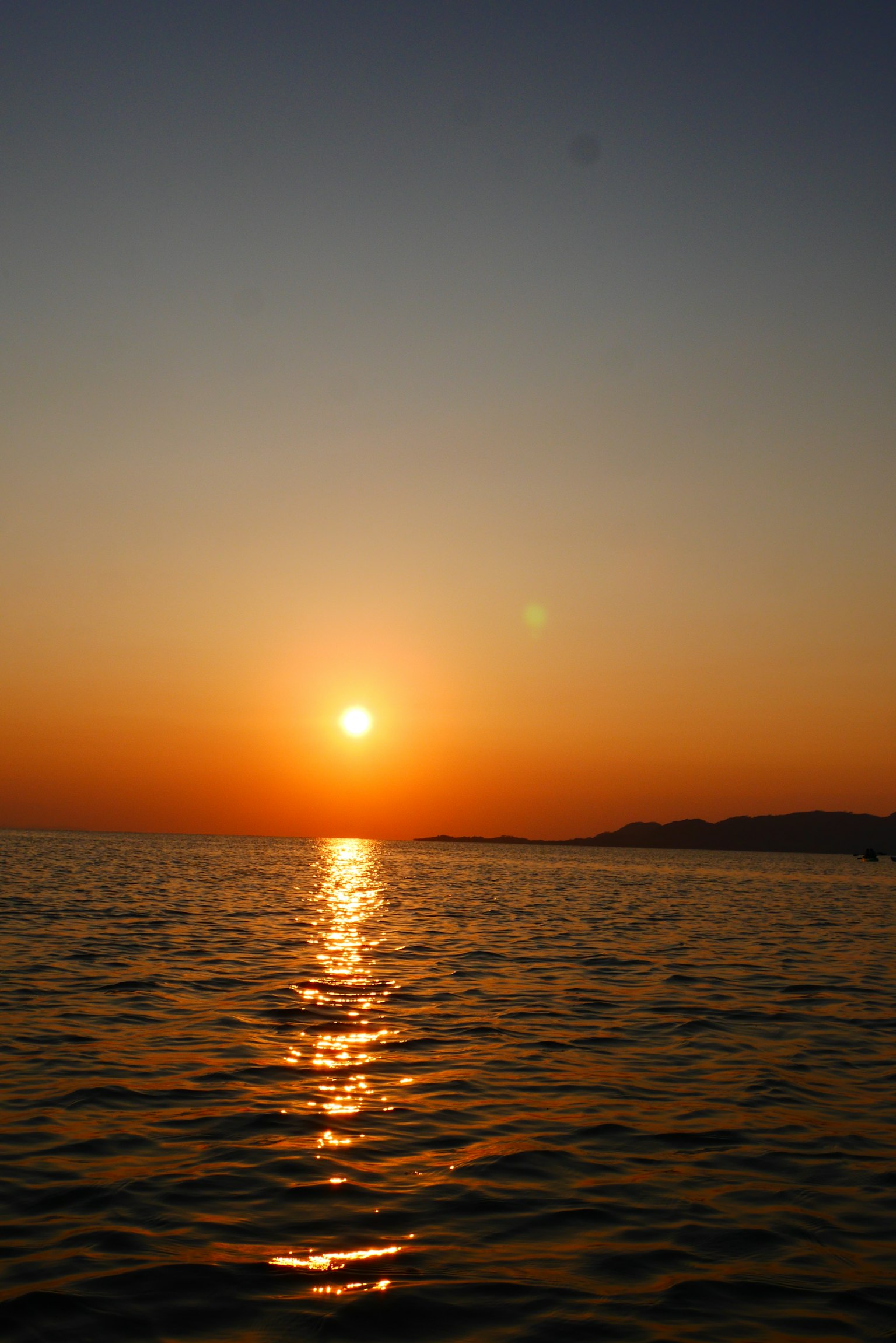 Hermoso atardecer sobre el océano con tonos anaranjados