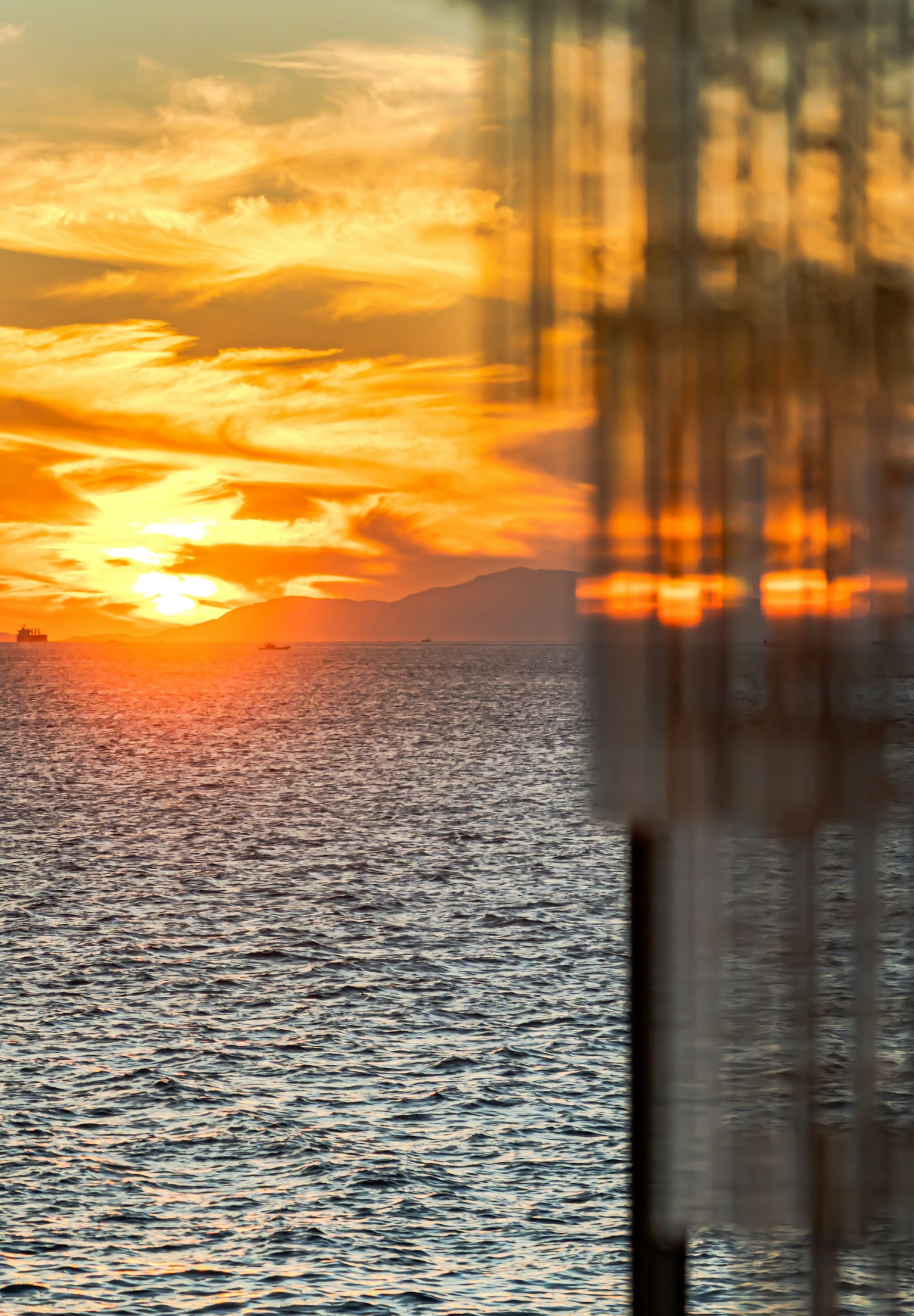Hermoso atardecer sobre el océano con elementos decorativos borrosos