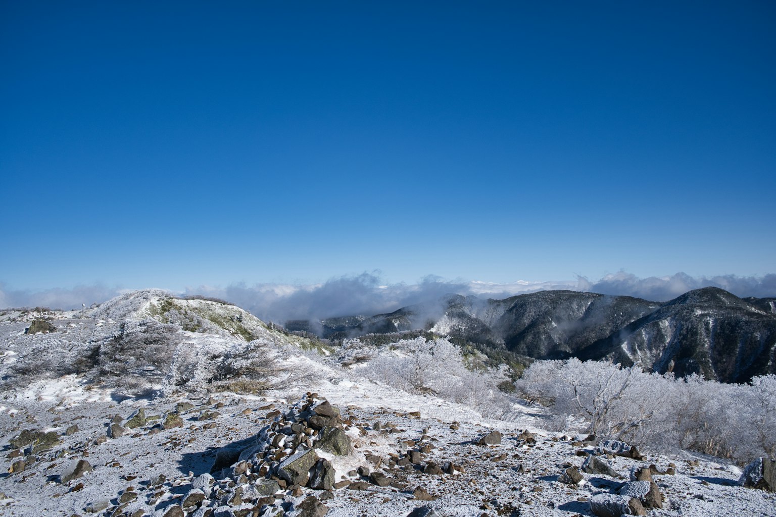 雪覆蓋的山脈和晴朗的藍天