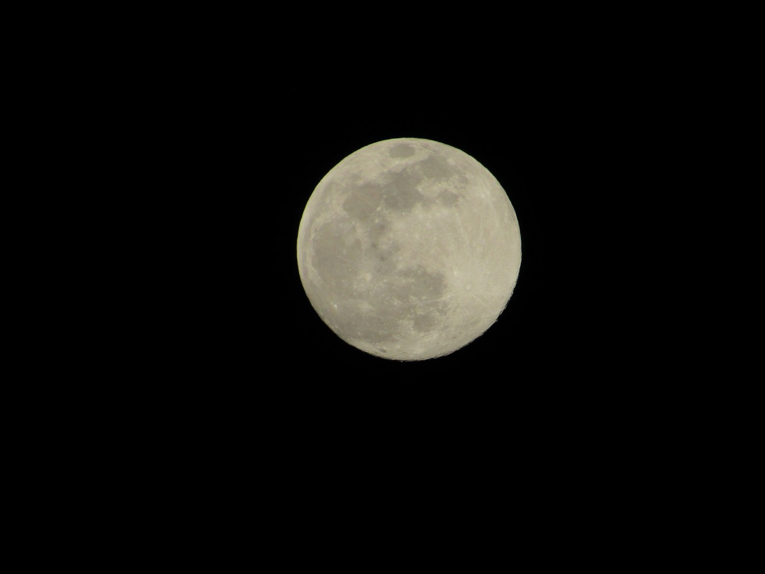 Close-up bulan purnama di langit malam