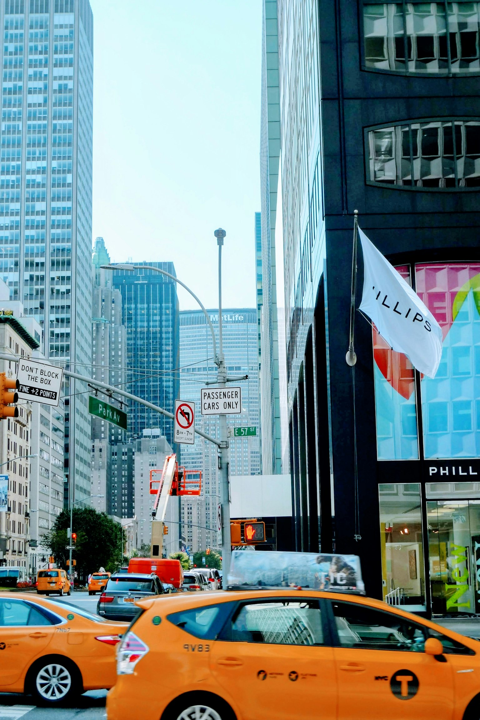 Esquina de la calle en Nueva York con taxis amarillos y rascacielos