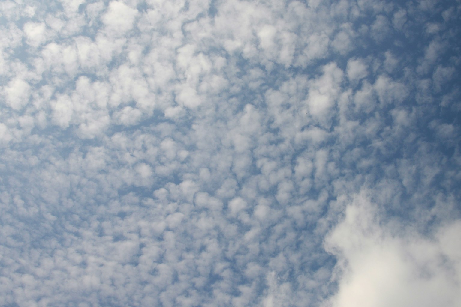 Muster von weißen Wolken in einem blauen Himmel