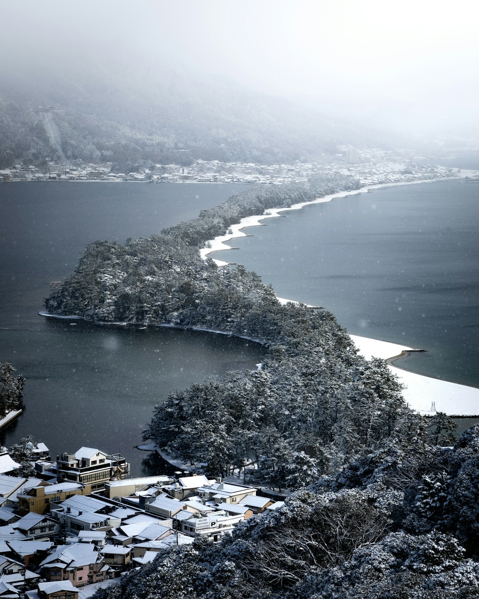 雪覆盖的湖泊和岛屿的美丽景色
