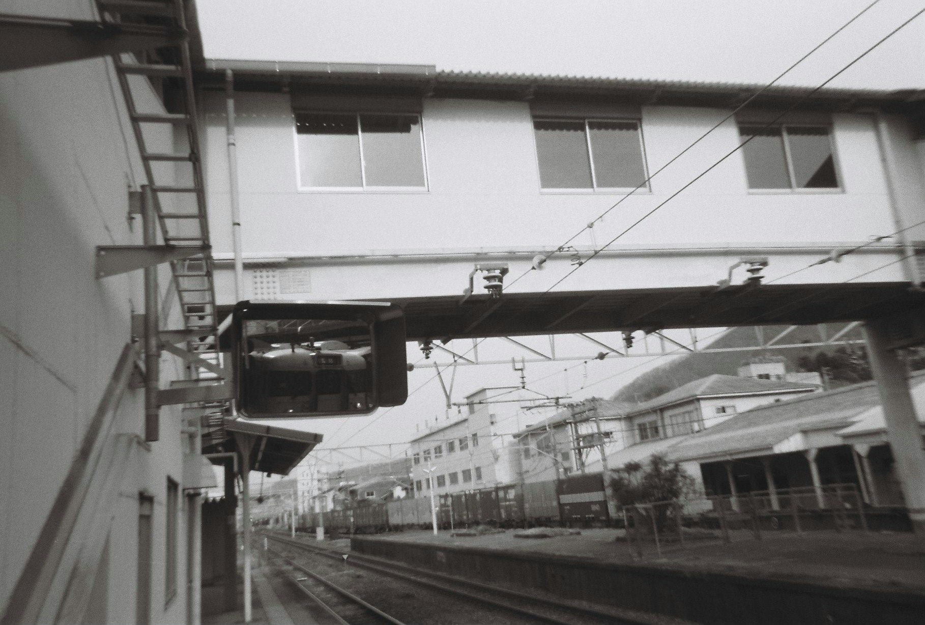 線路と高架下の電車が見える駅の待機空間