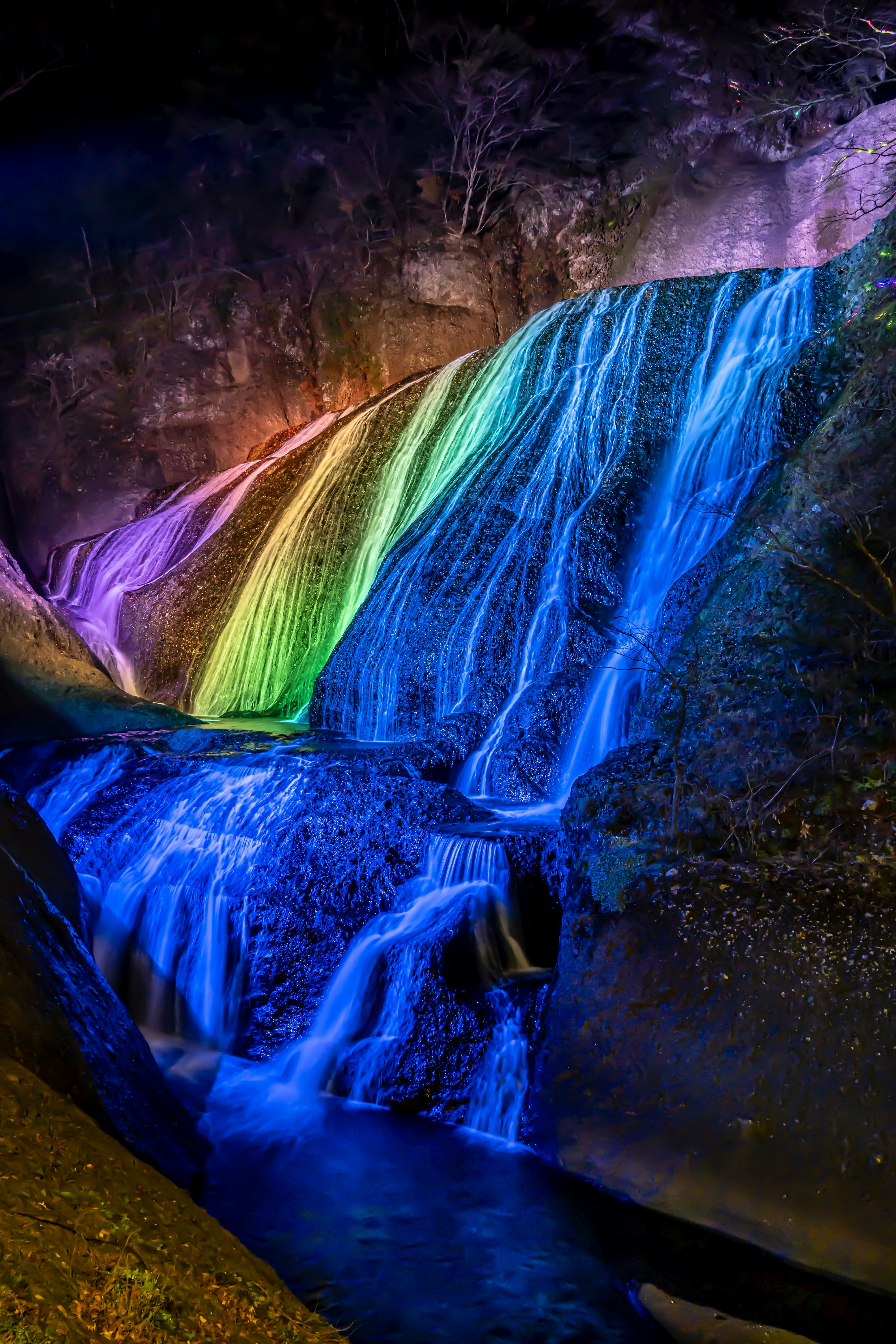 袋田の滝のライトアップで色とりどりに染まる滝の流れ