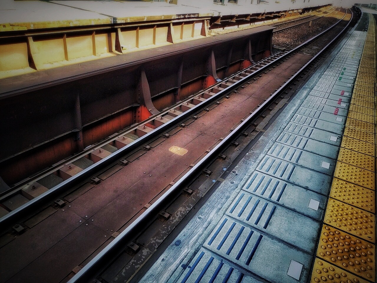 線路とホームの電車待ちの風景