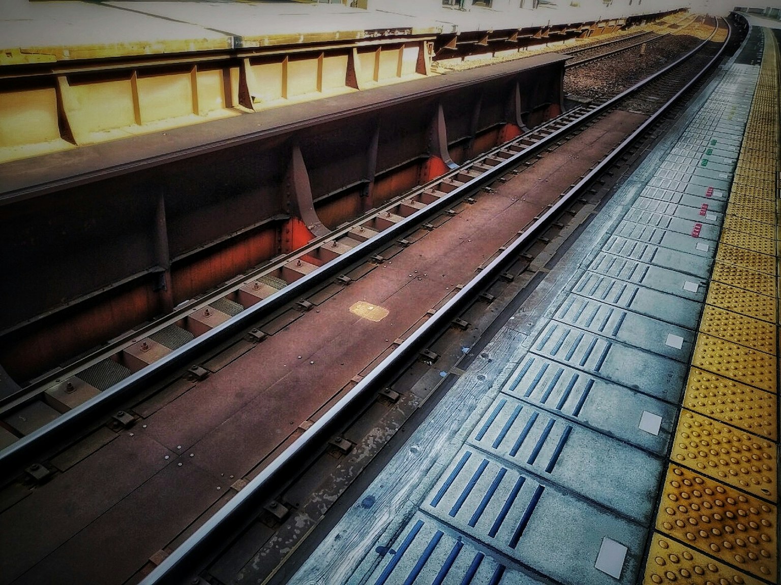 Cận cảnh đường ray xe lửa và mép sân ga