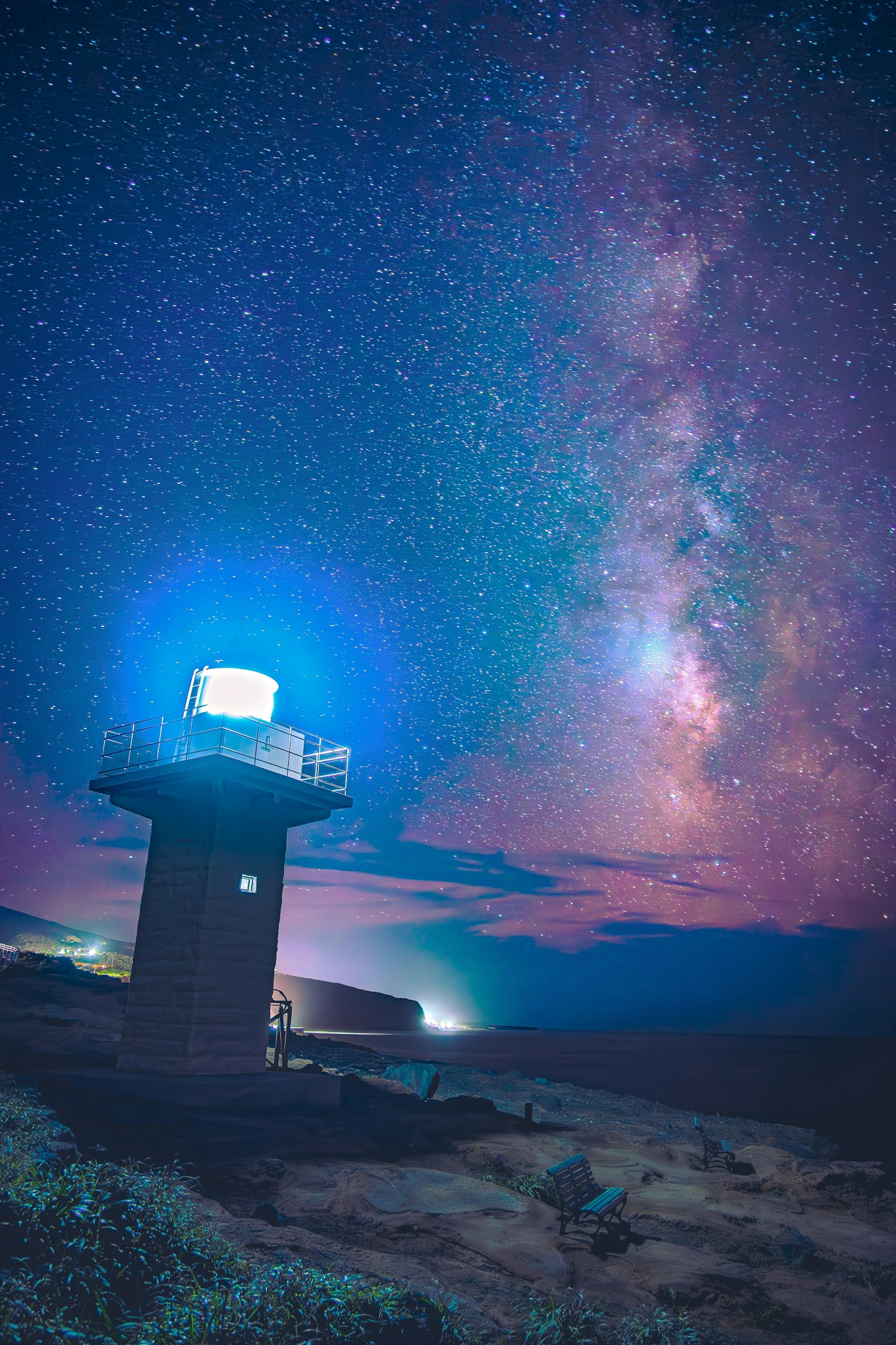 星空の下にある灯台と銀河の美しい風景