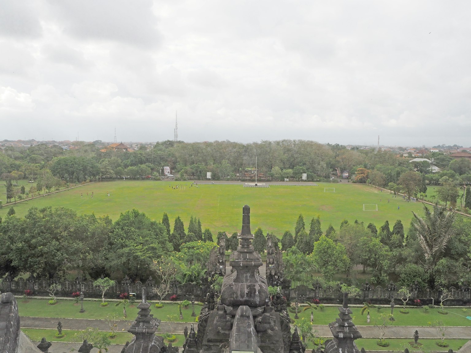 Vue panoramique des champs verdoyants et du ciel nuageux à Bali