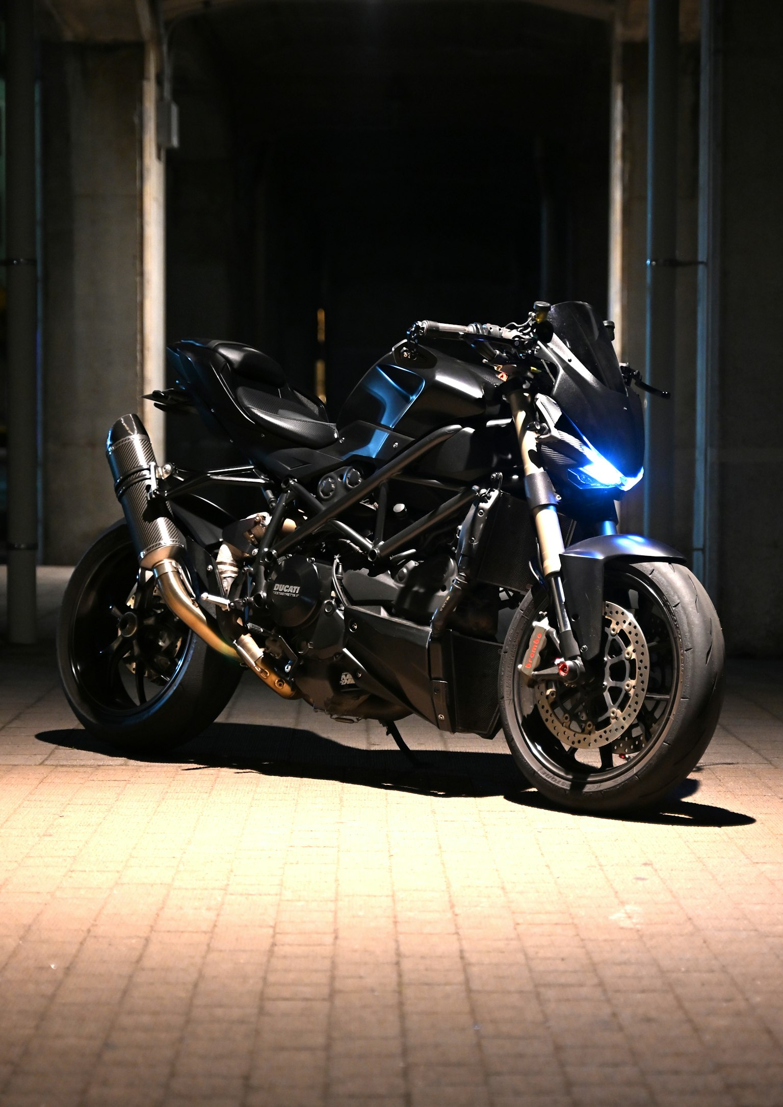 Une moto garée dans un endroit sombre avec des phares lumineux et un design élégant