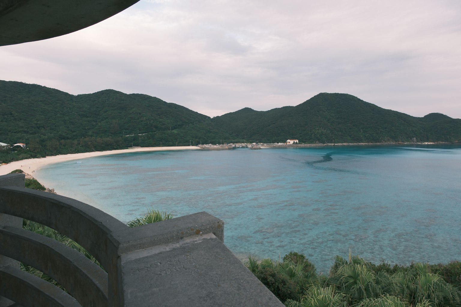 Malersiche Aussicht auf einen Strand und blaues Meer umgeben von Bergen