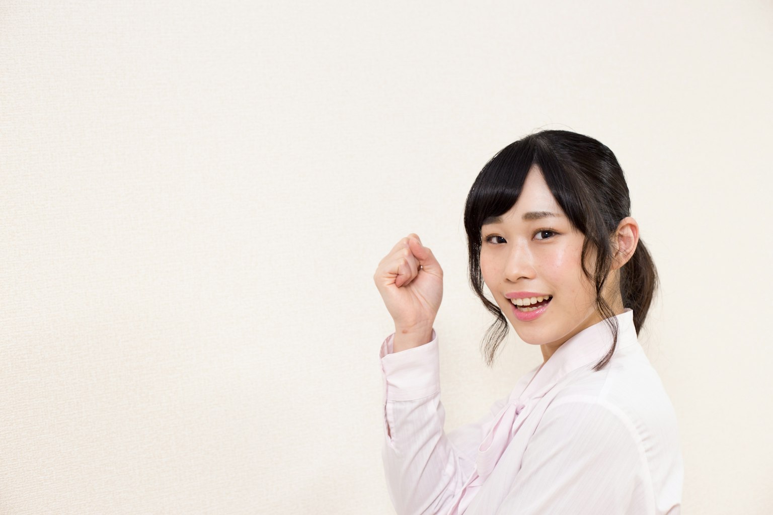 Porträt einer lächelnden Frau vor einem weißen Hintergrund