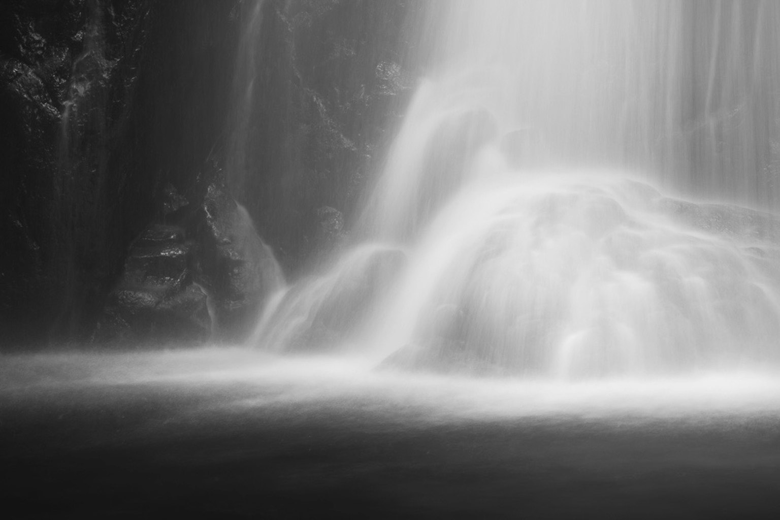 白黒の滝の流れと水しぶきの美しい景色