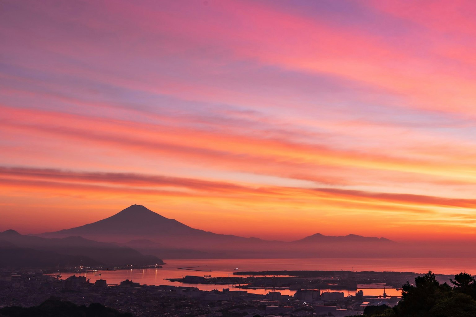 美丽的日落天空与背景中的富士山